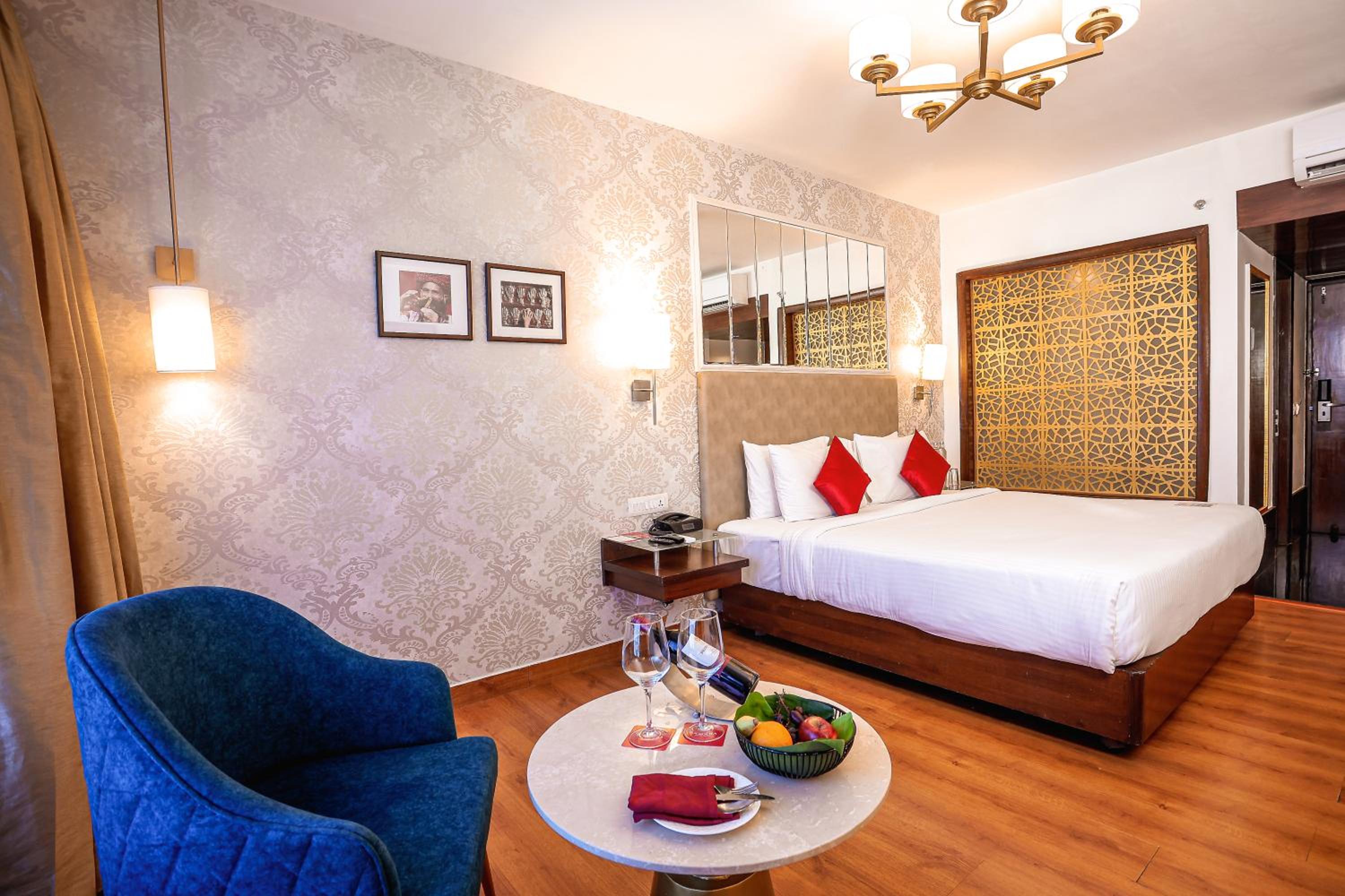 Premium King Room with Aravalli View- Early check in and late checkout (subject to availability) - Photo 2