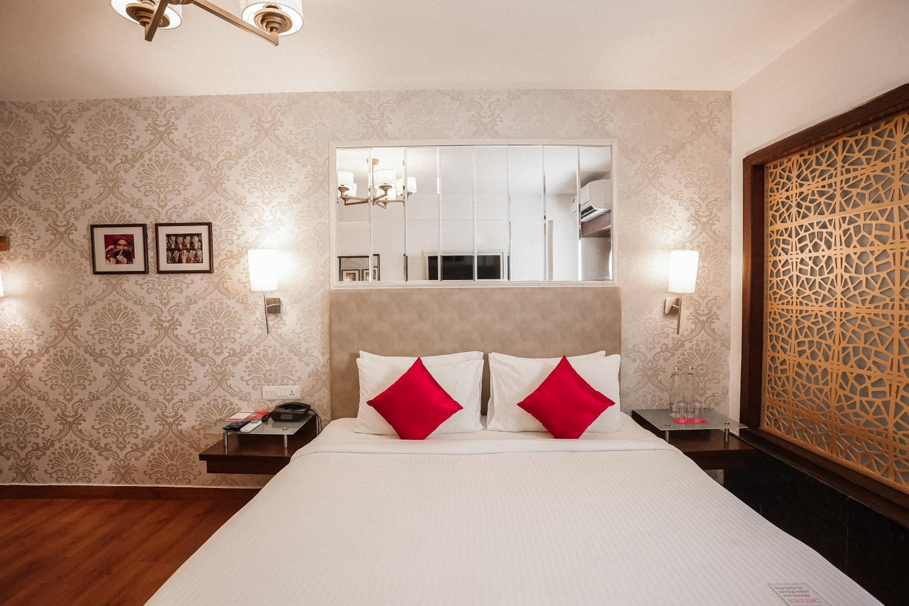 Premium King Room with Aravalli View- Early check in and late checkout (subject to availability) - Photo 3