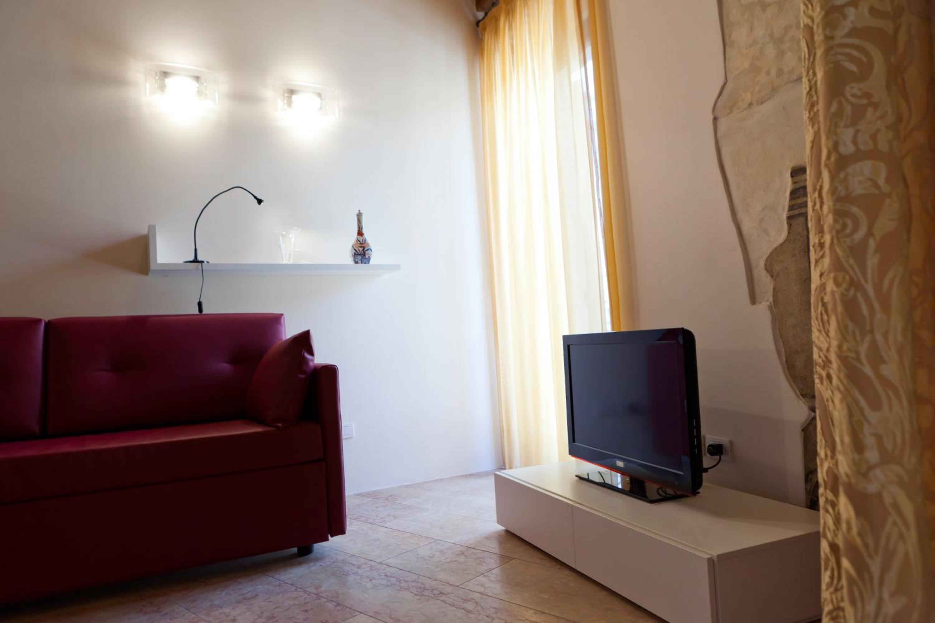 One-Bedroom Apartment with Balcony - Photo 7