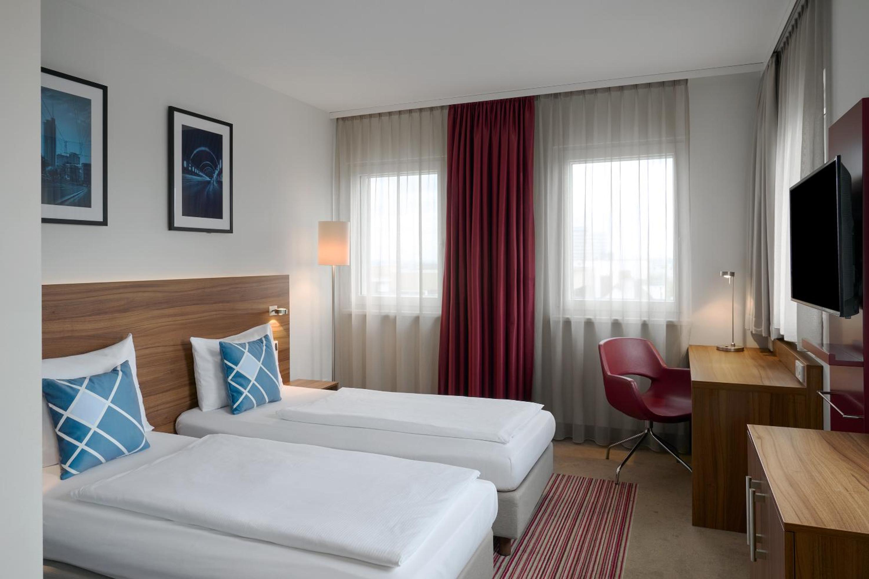Quiet Standard Twin Room with City View photo 2