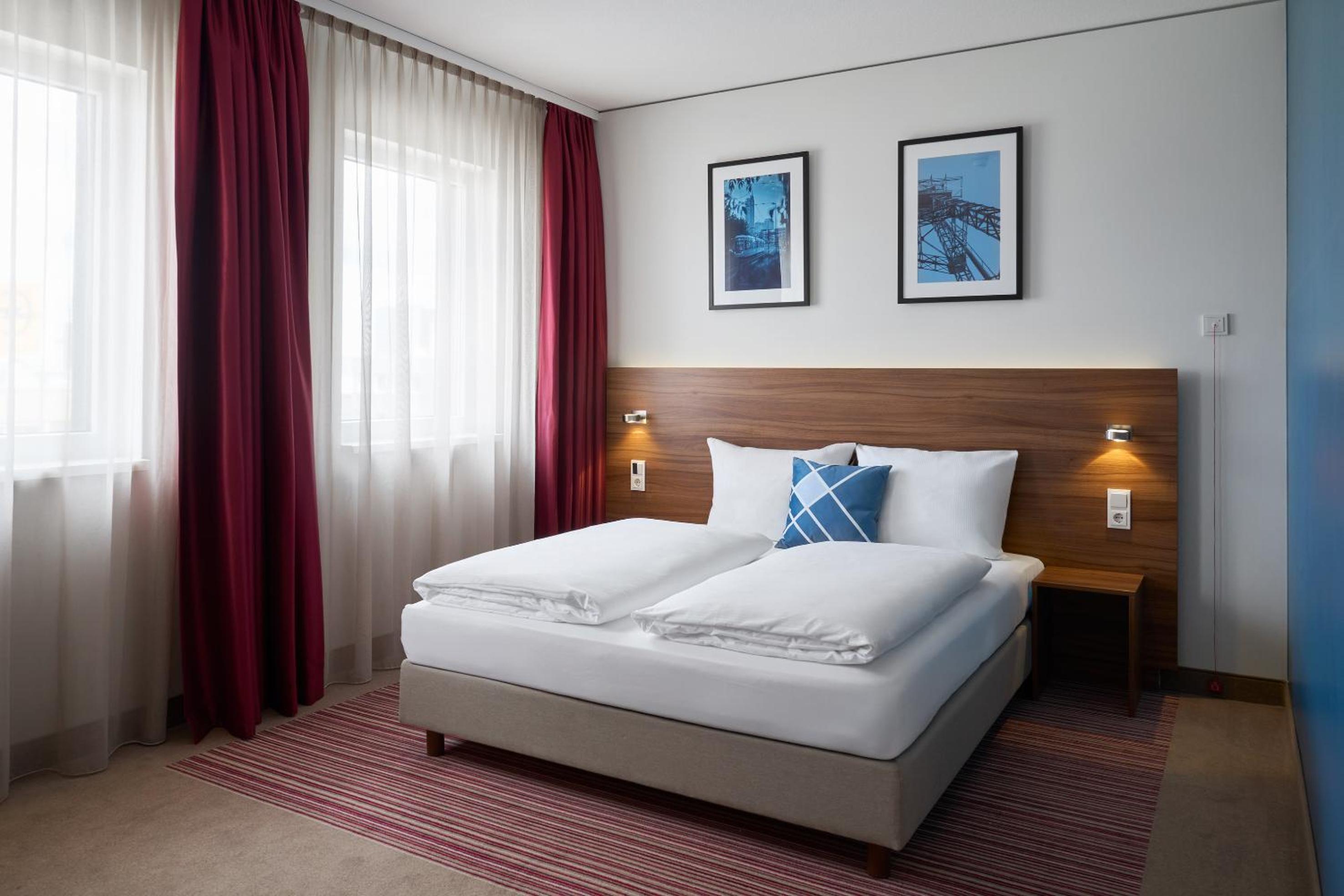 Standard King Room with Street View photo 2