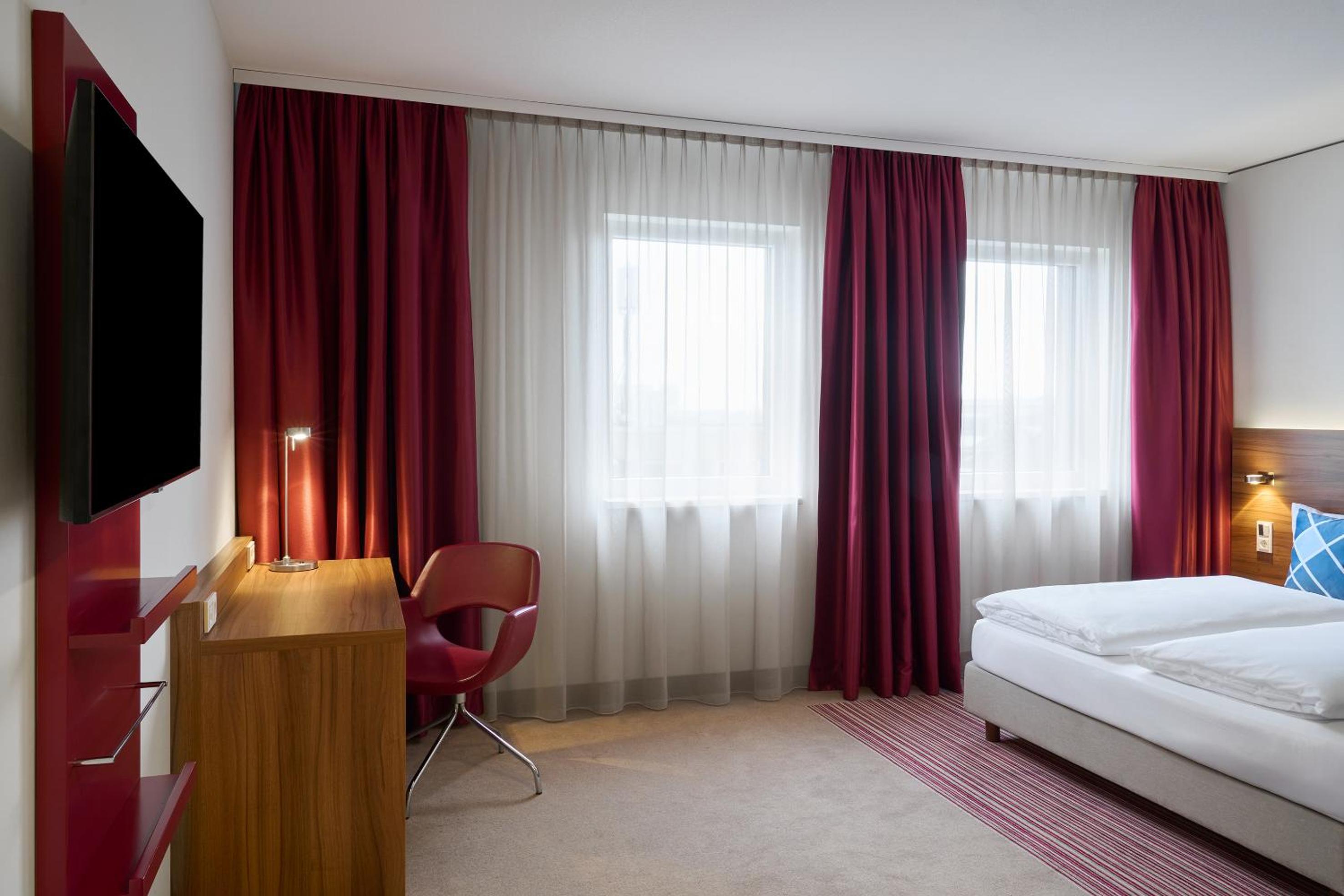 Standard King Room with Street View photo 3