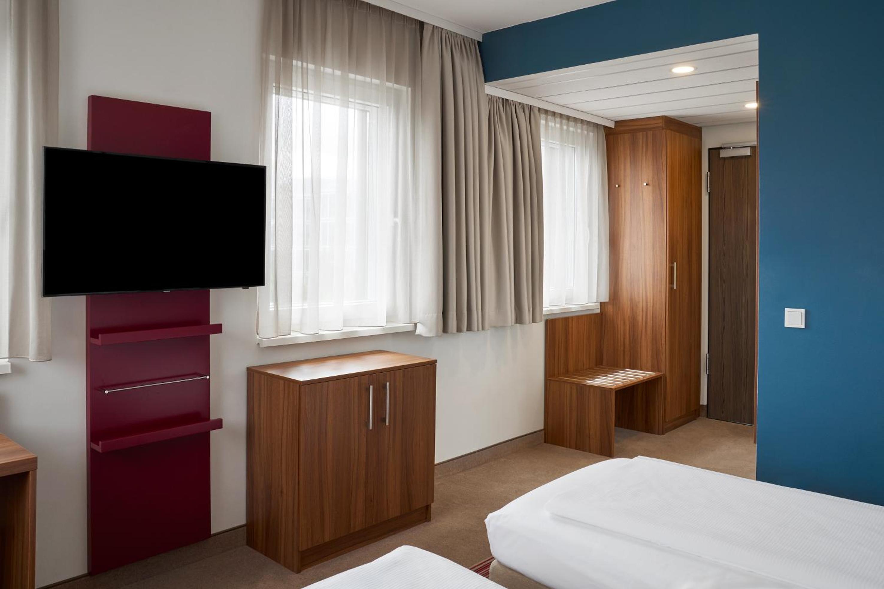 Family Standard King Room with Two King Beds and Street View photo 2
