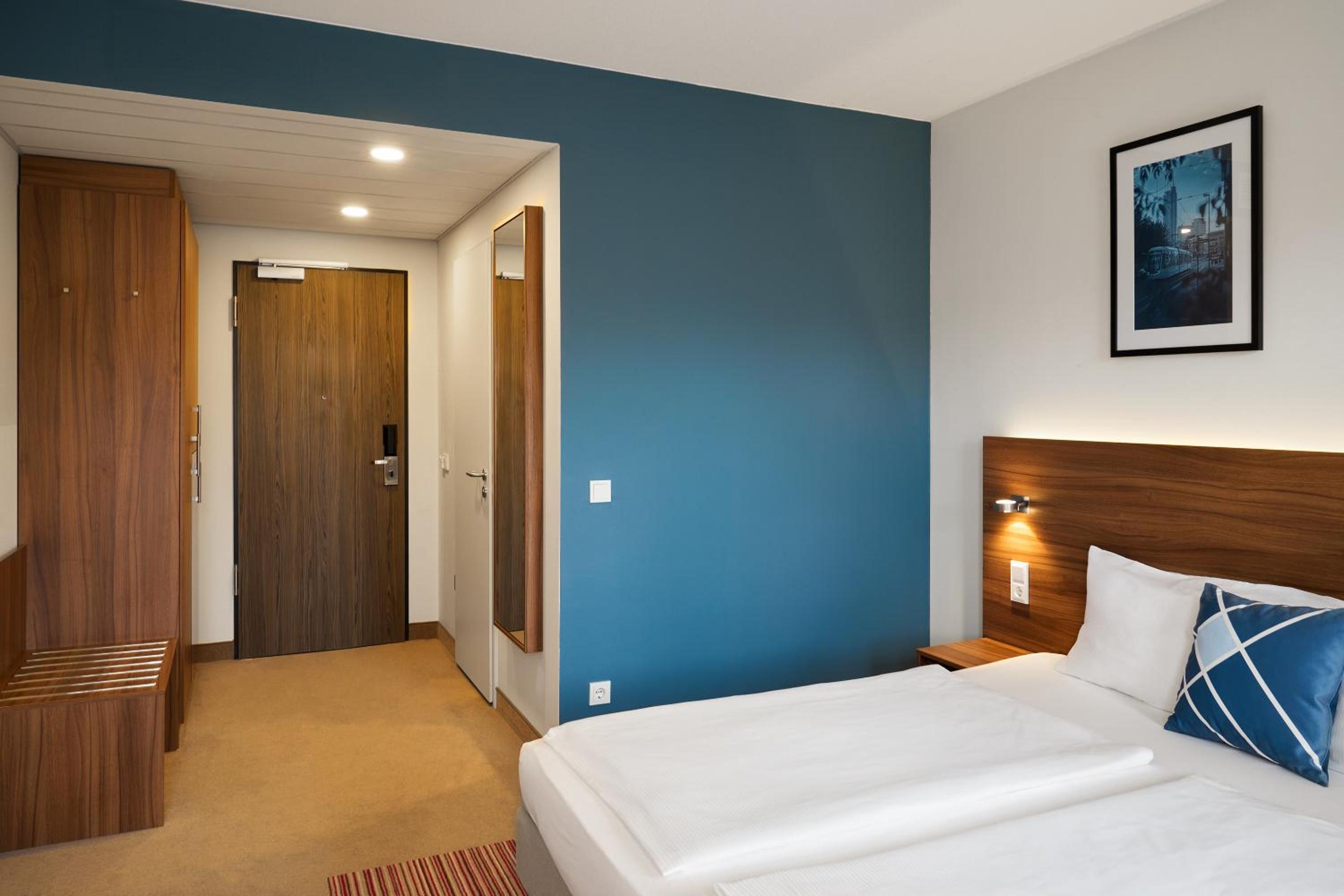 Quiet Standard King Room with City View photo 3