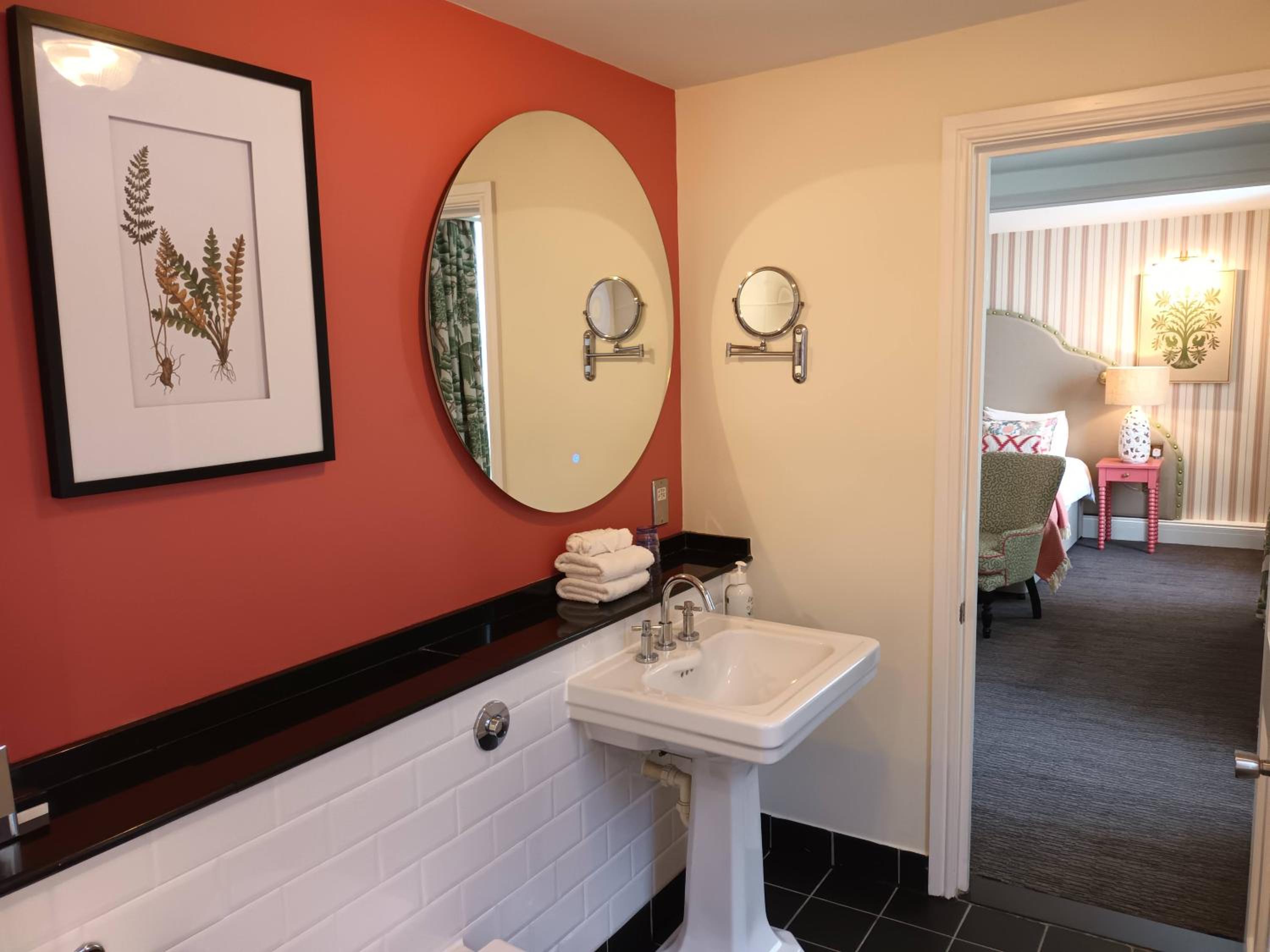 King Suite - Non-Smoking photo 2