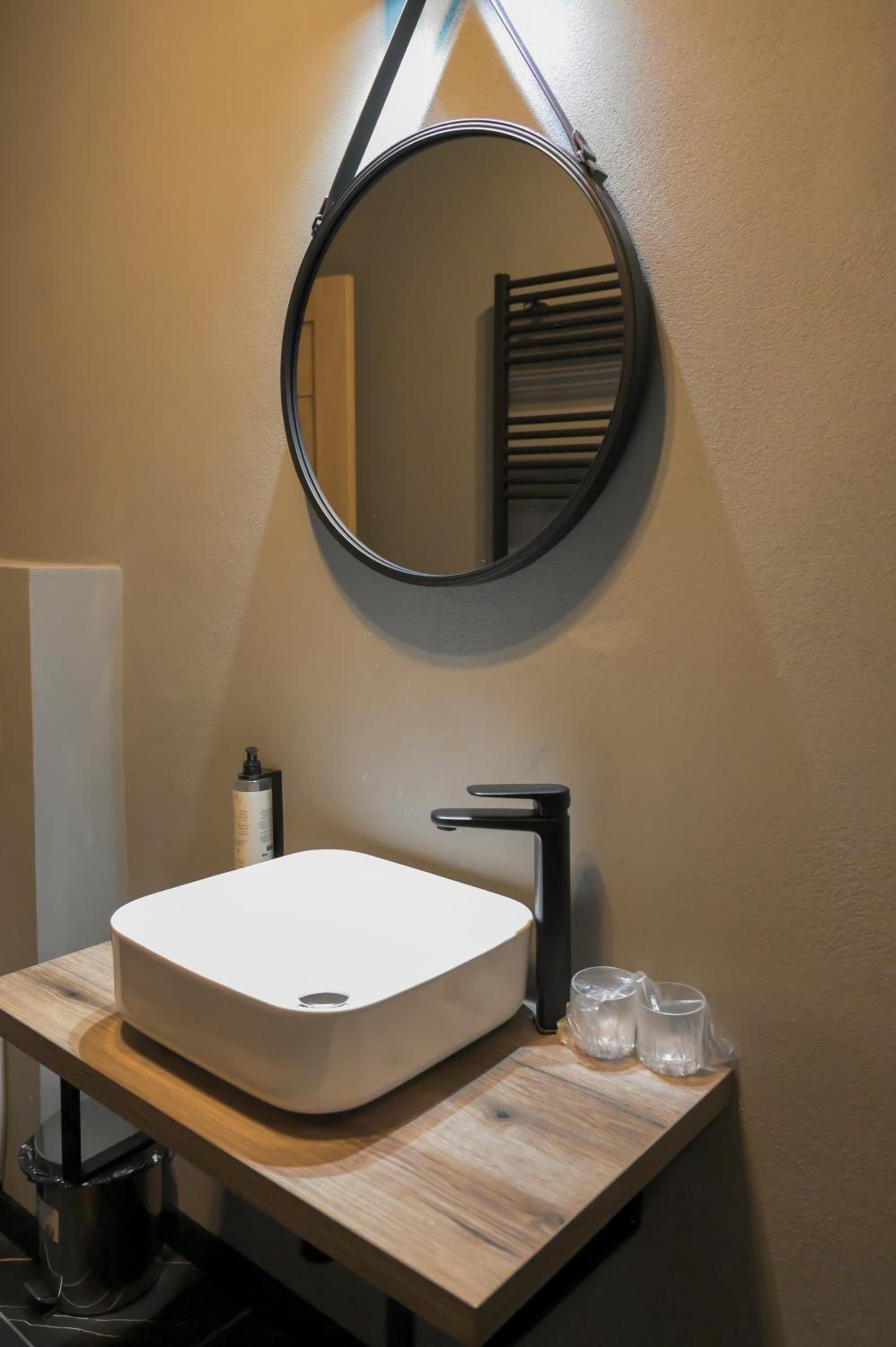 Deluxe Double Room - Photo 8