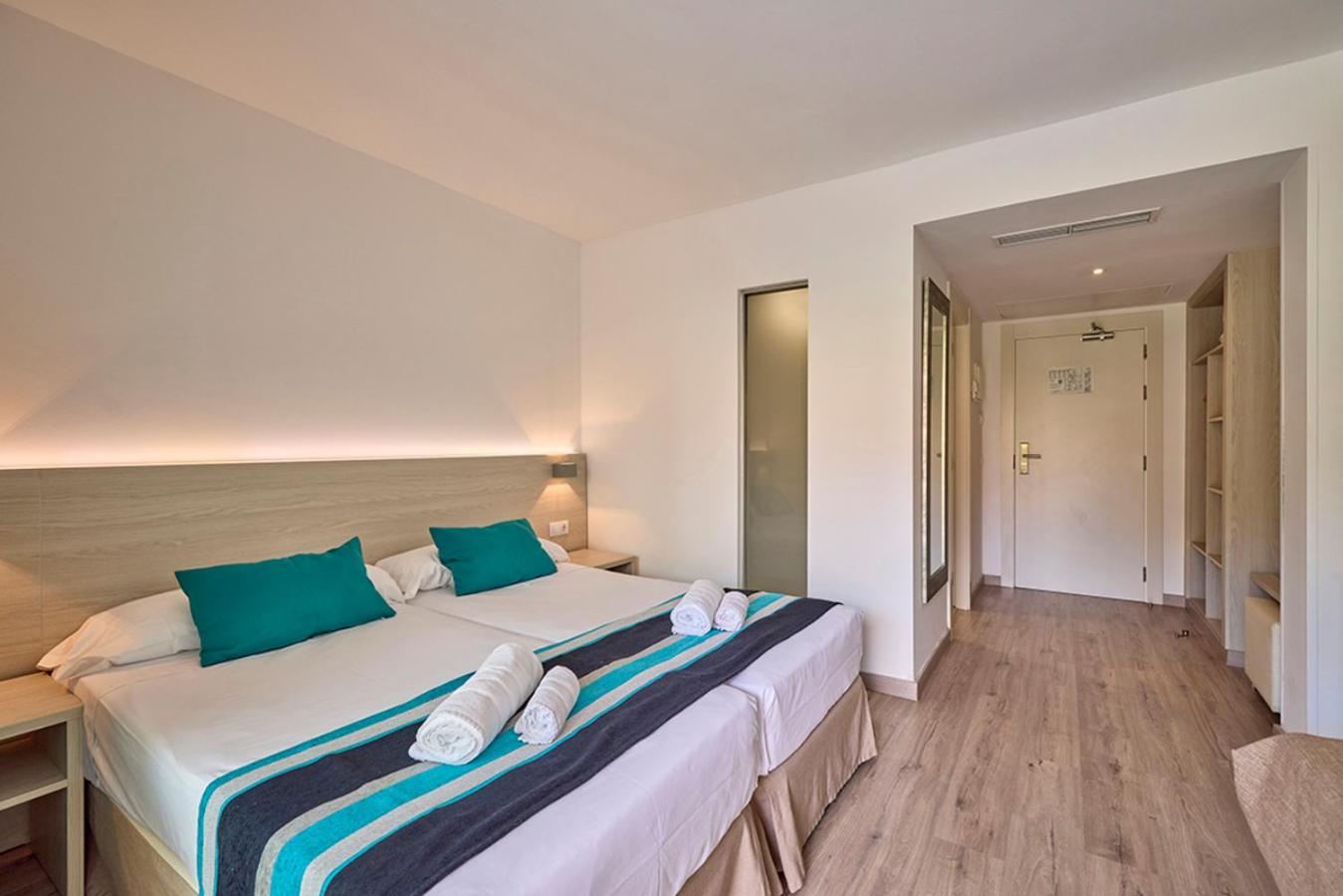Deluxe Double Room with Balcony photo 2