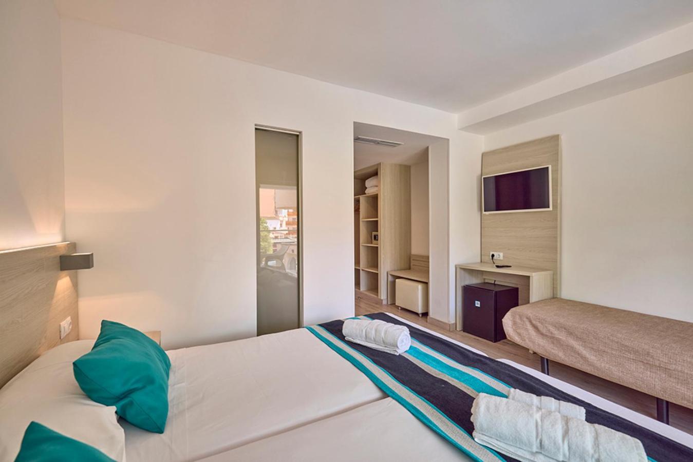 Deluxe Double Room with Balcony photo 3