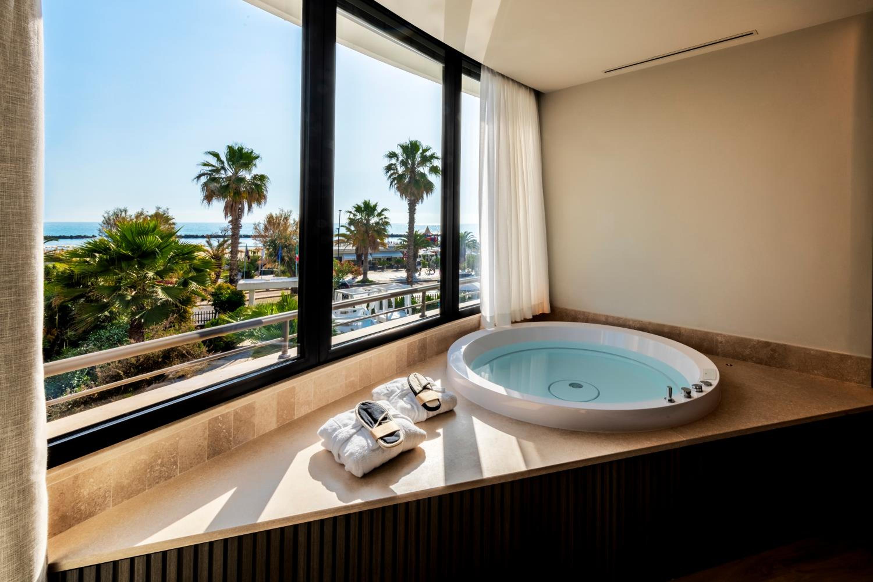 Suite with Spa Bath - Front Sea View photo 1