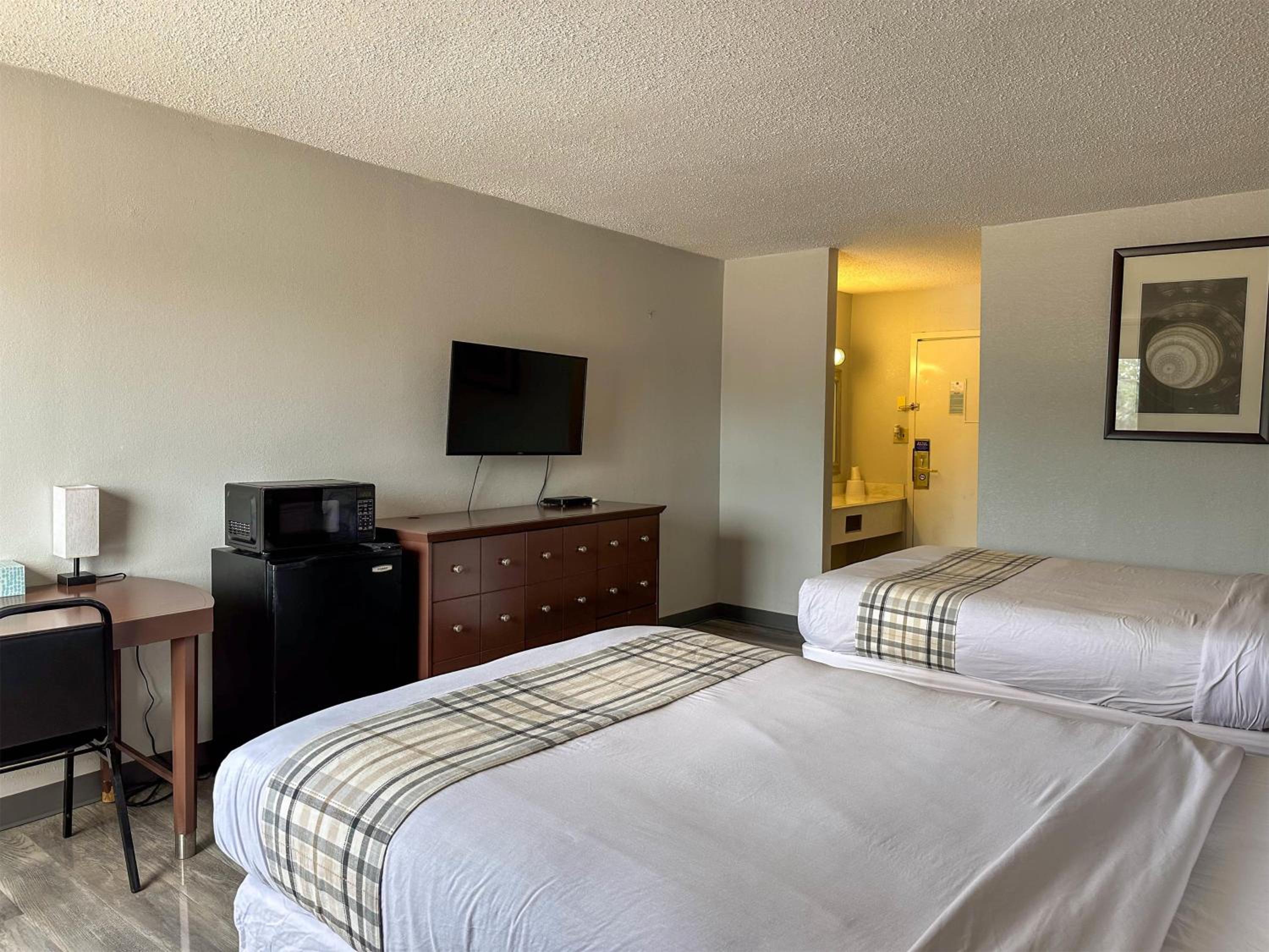 Quadruple Room - Non-Smoking - Photo 4