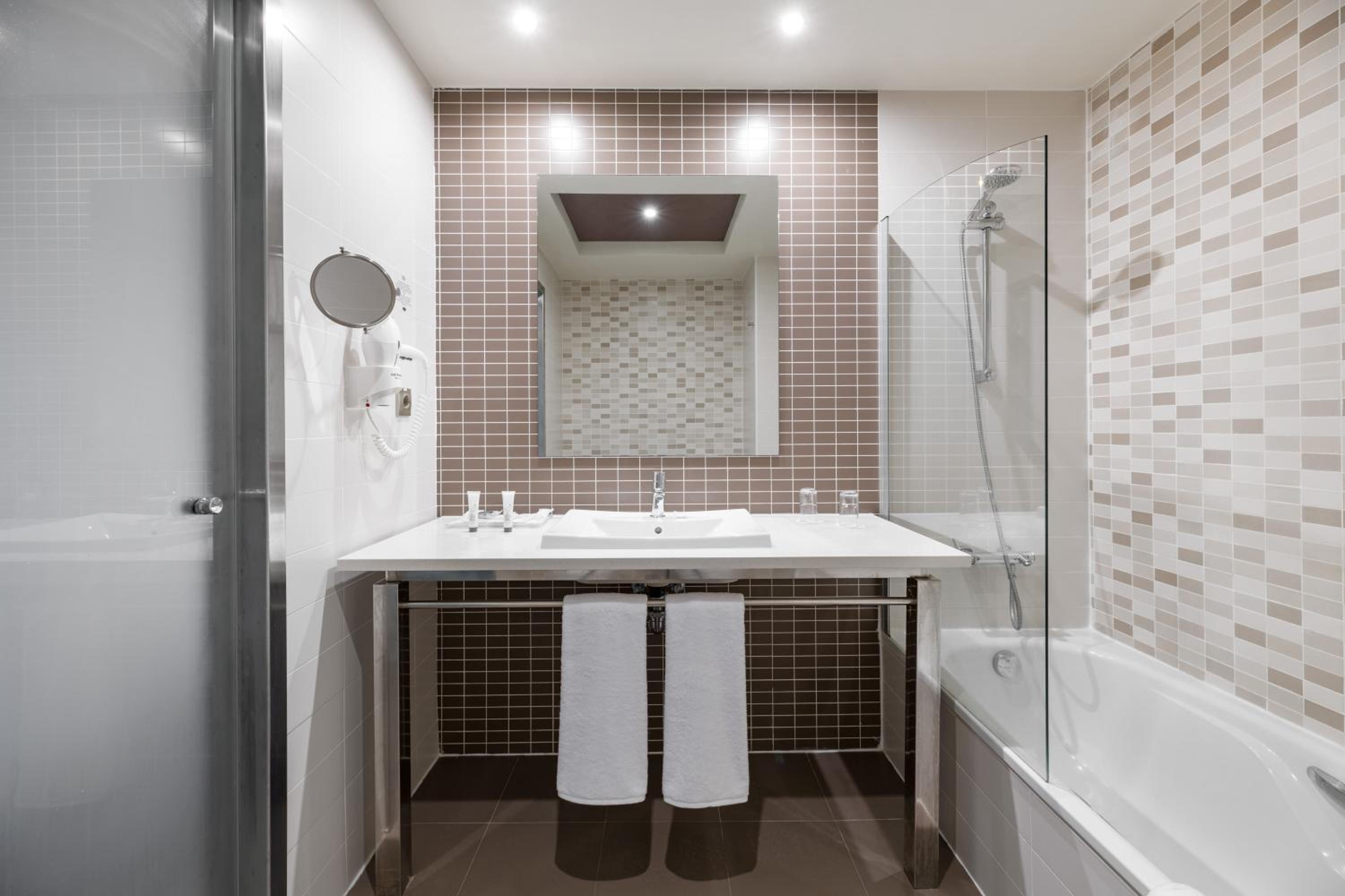 Double Room with Spa Access (3 Adults) photo 3