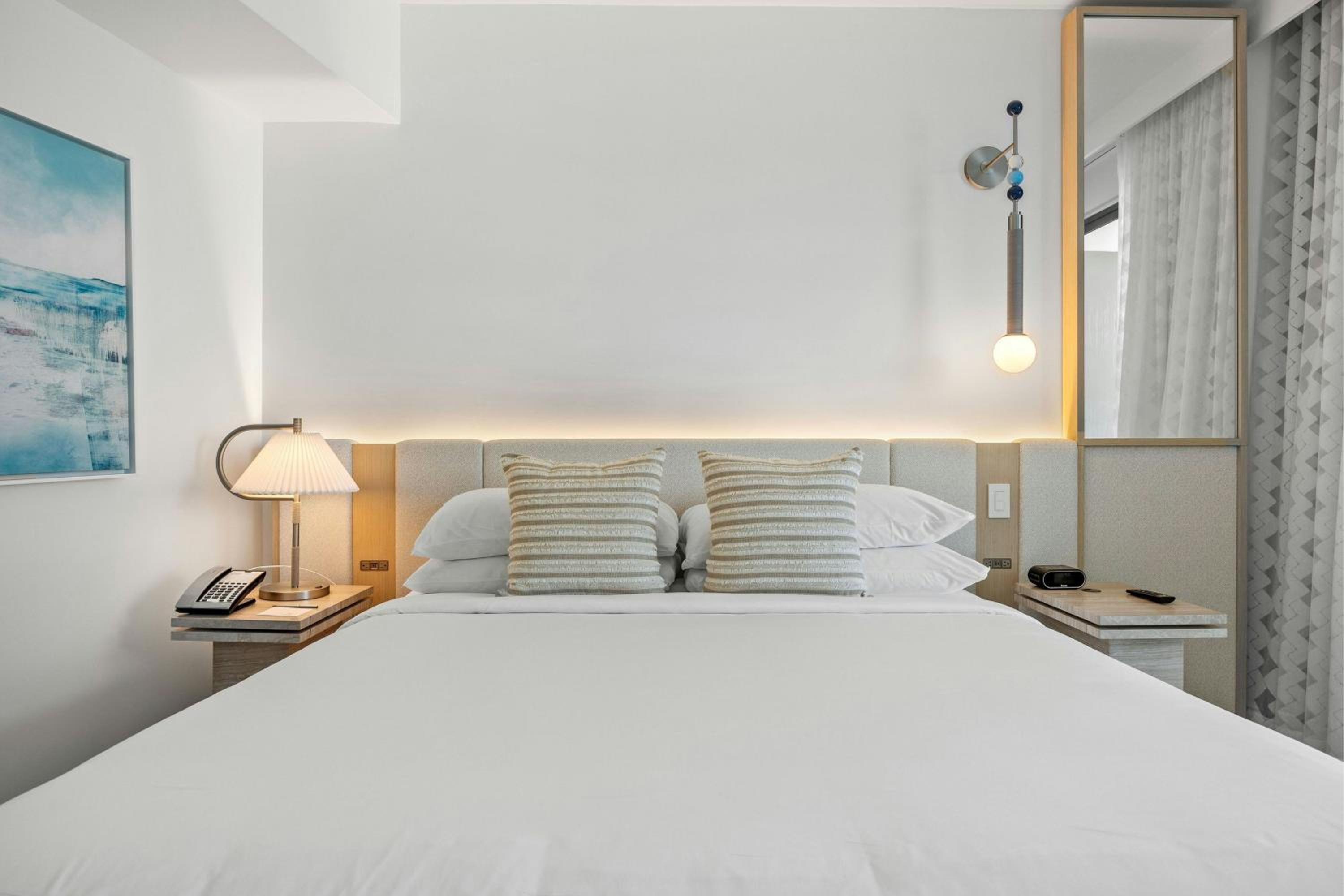 One-Bedroom Deluxe King Suite with Sofa Bed and Ocean View - Photo 4