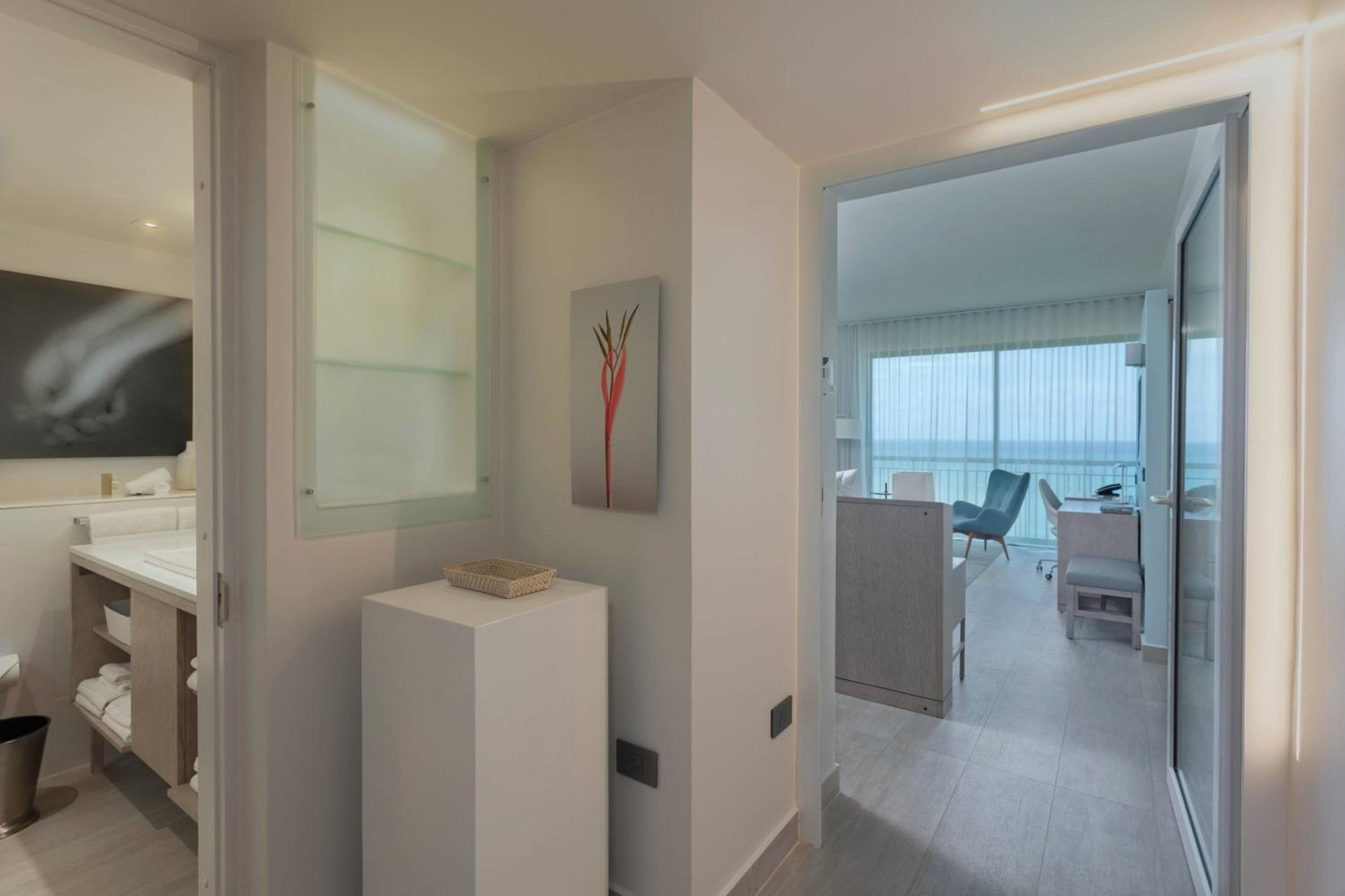 Deluxe King Room with Ocean View - Photo 4