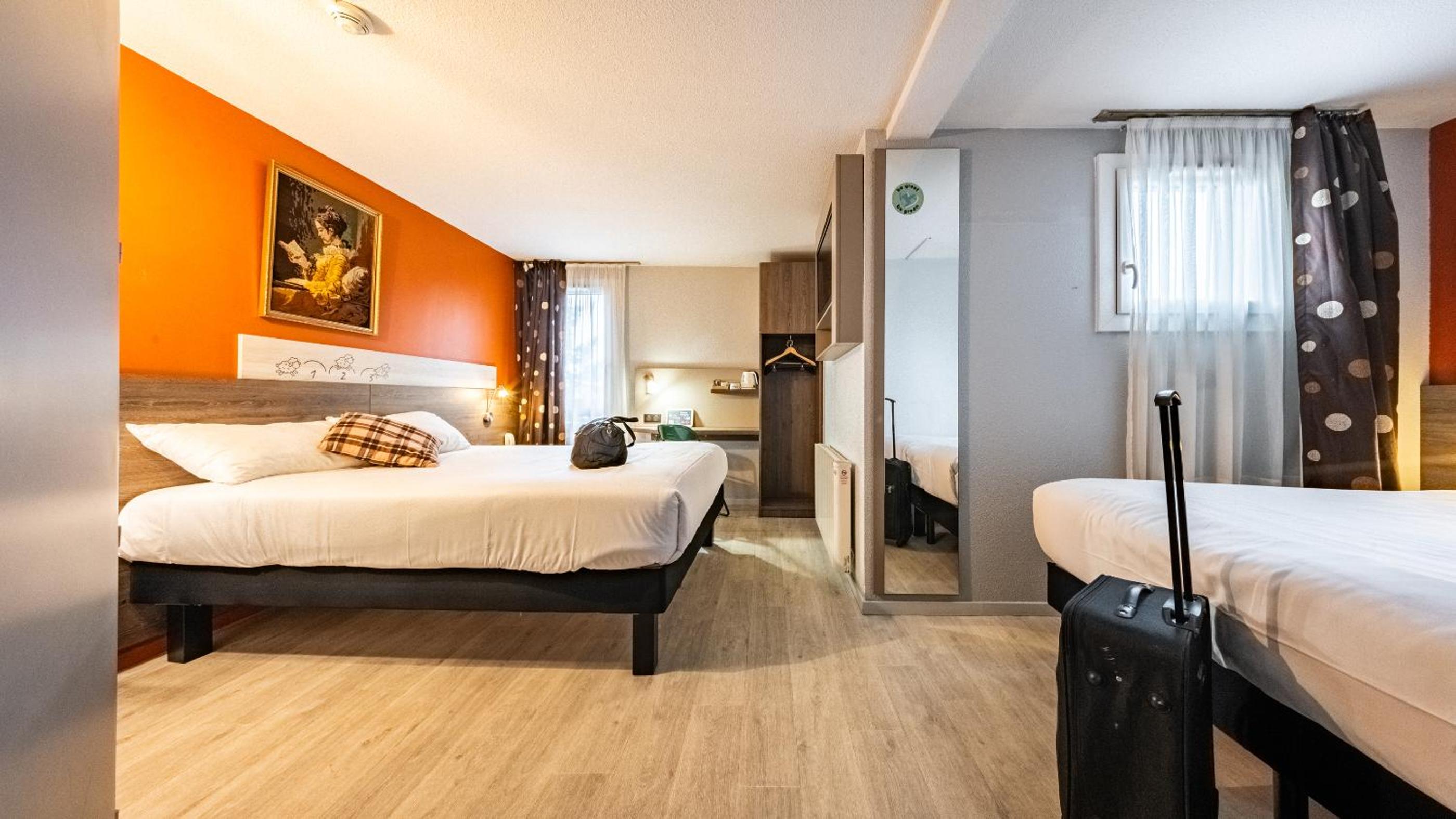 Family Room with Two Double Beds - Photo 2