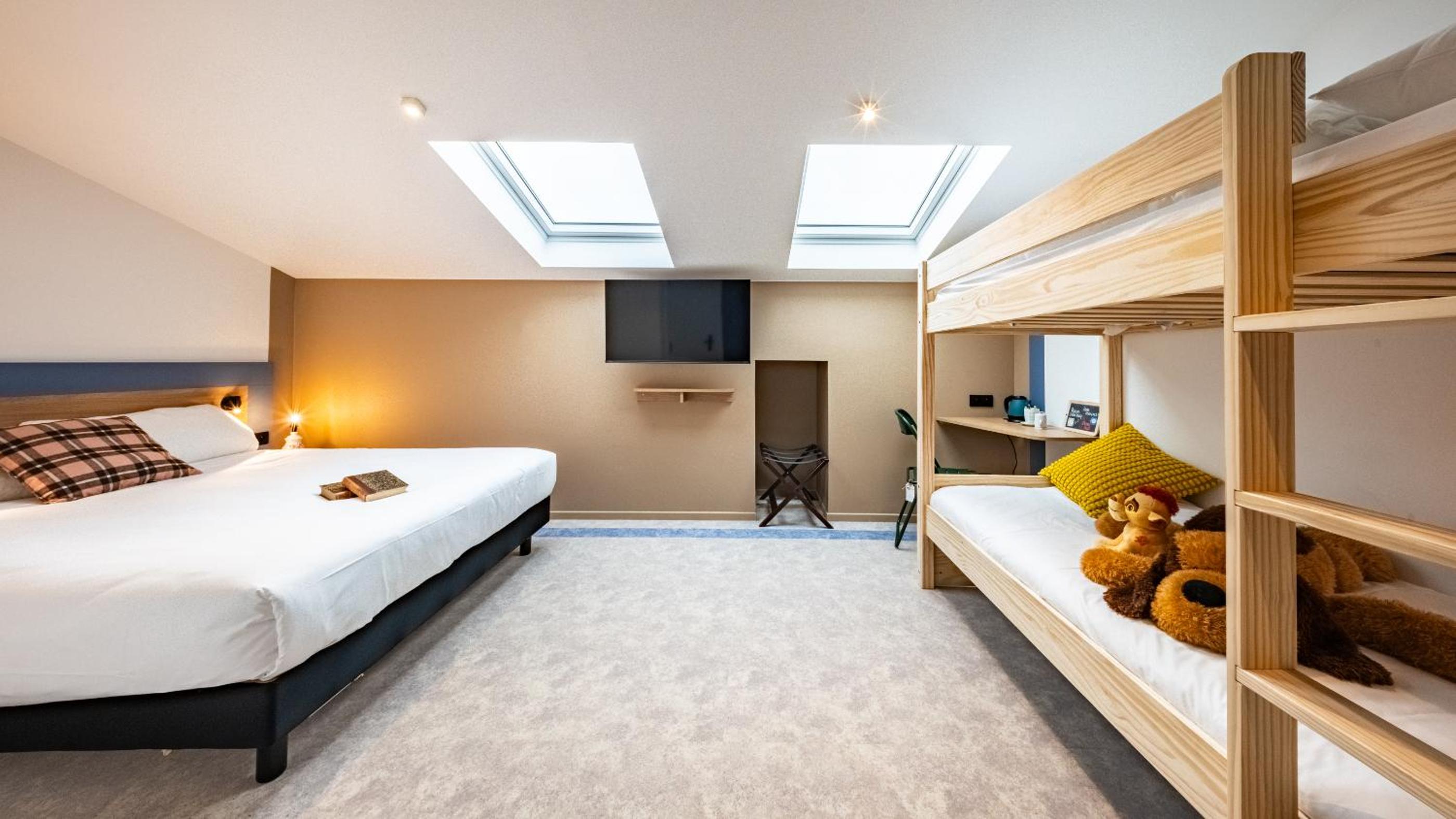 Family Room with Two Double Beds - Photo 3
