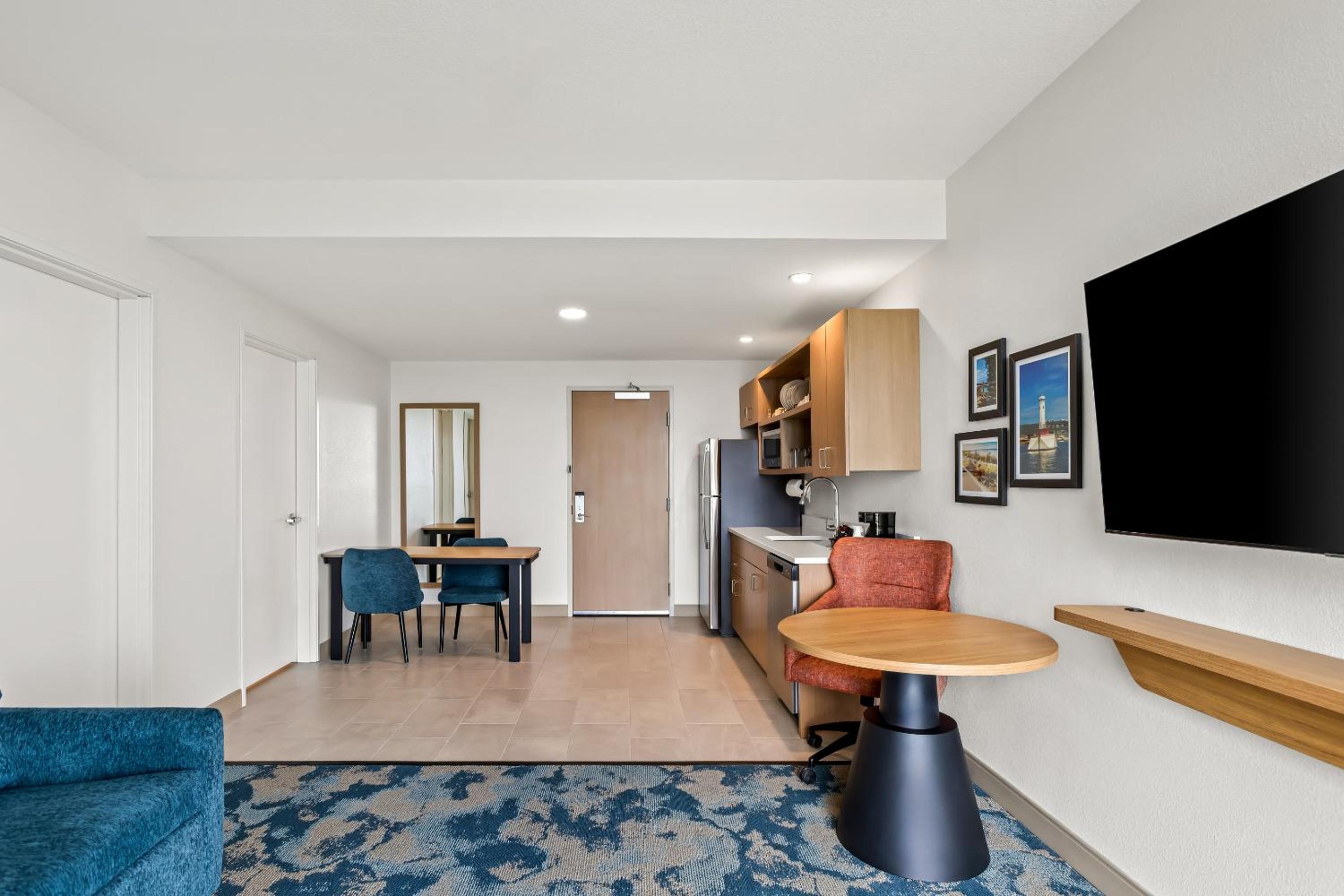 One-Bedroom King Suite with Lake View and Kitchenette - Photo 4