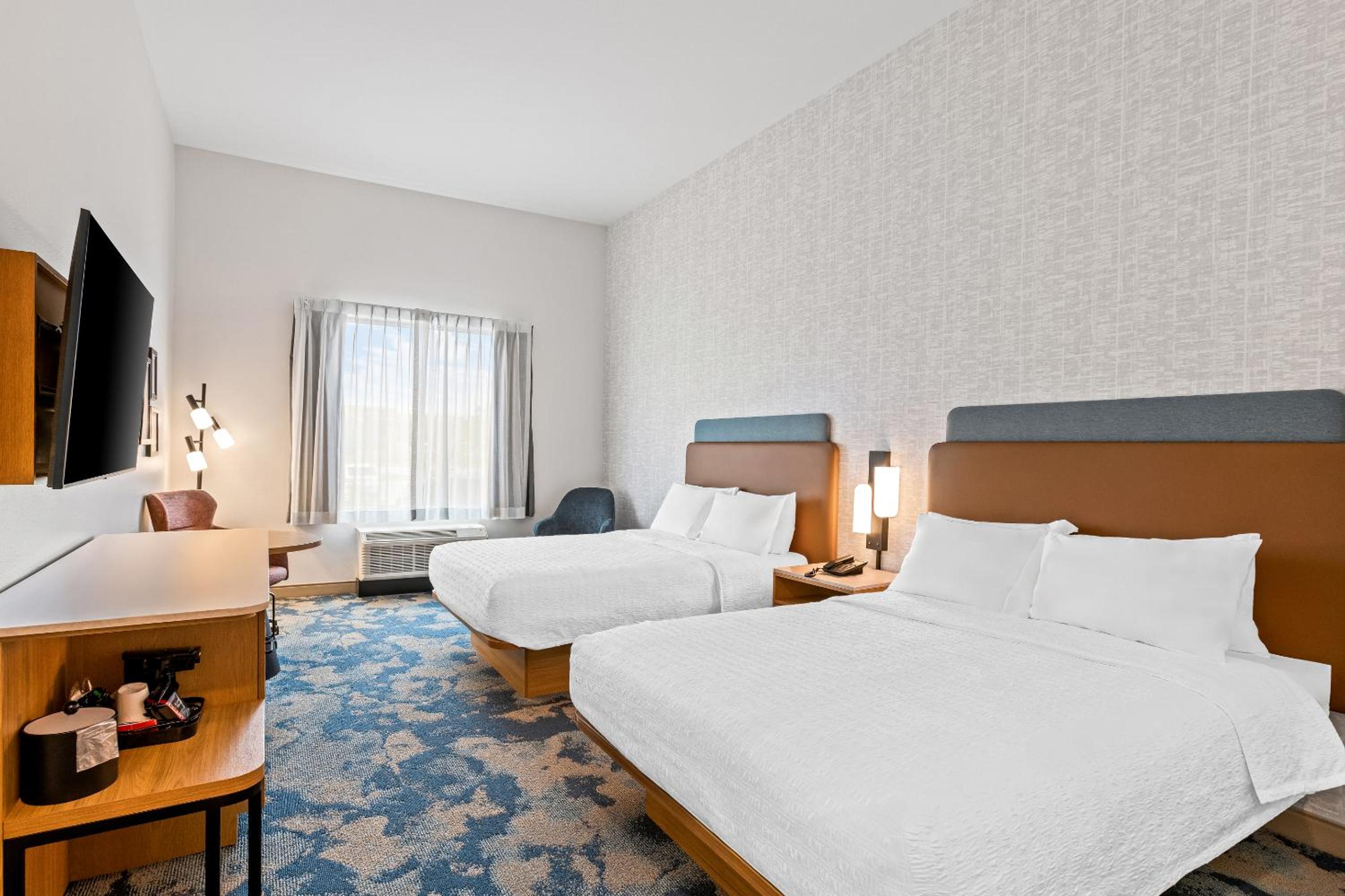 Queen Room with Two Queen Beds - Photo 4