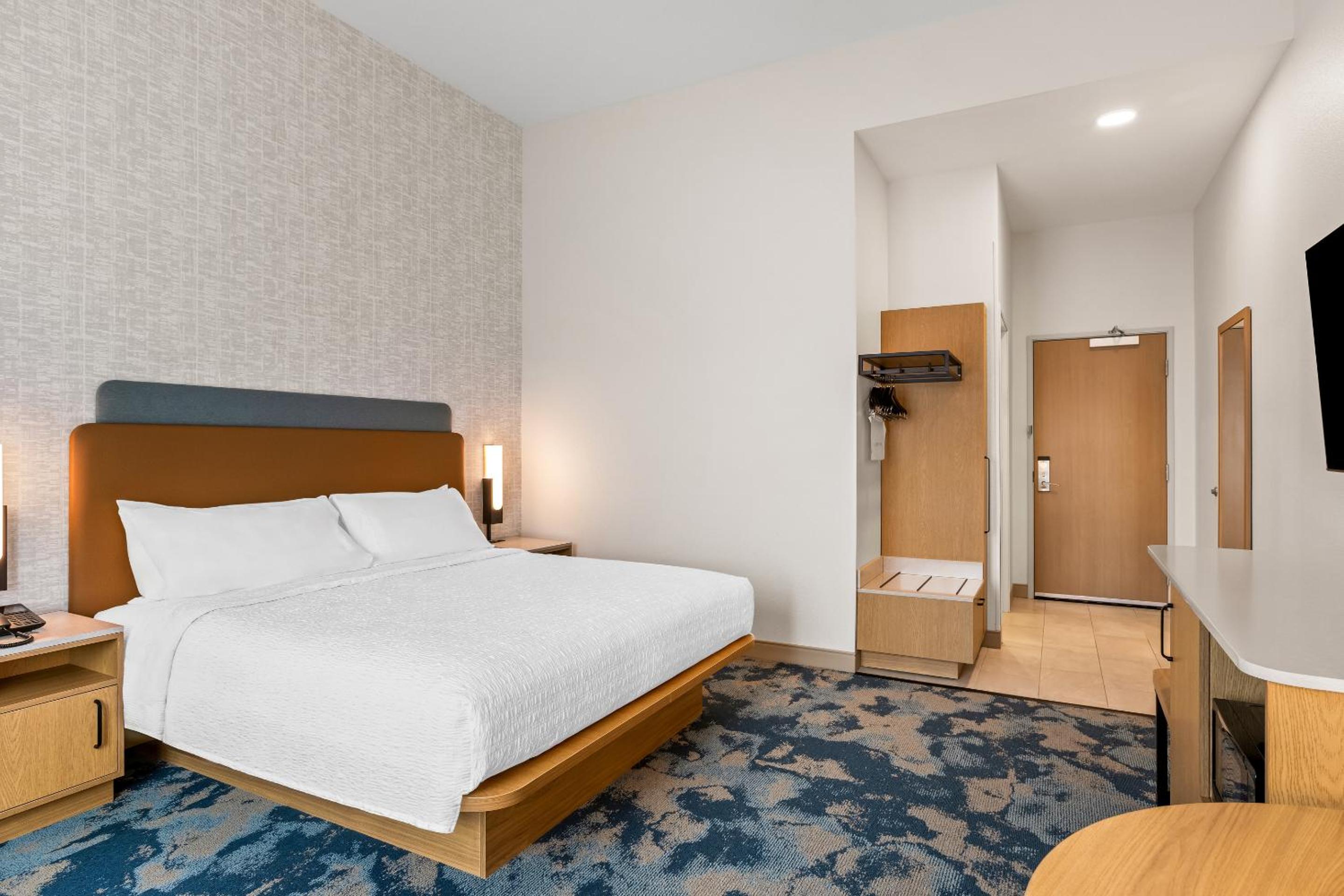 King Room with Balcony or Patio - Lake View - Photo 1