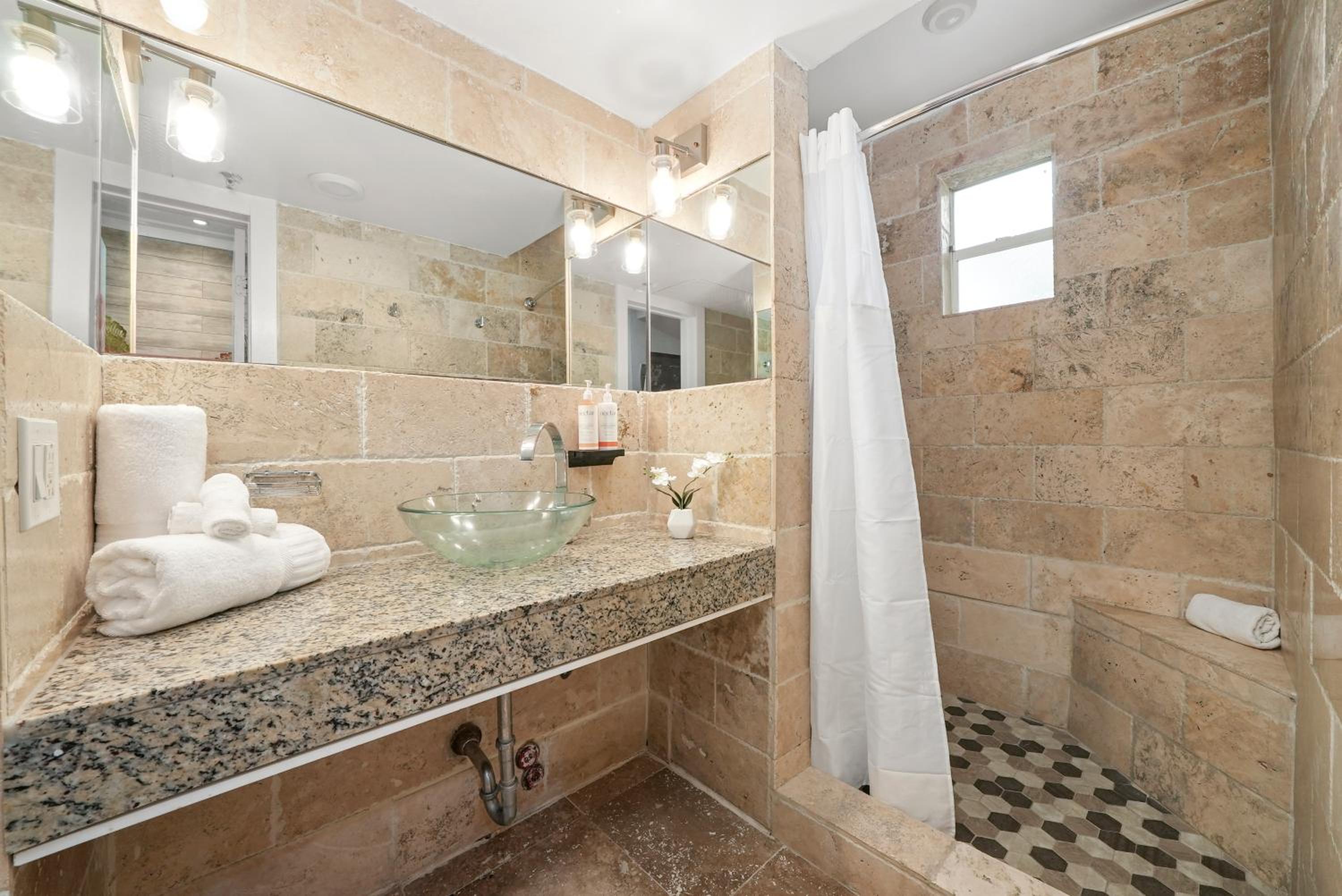 Deluxe Double Queen Jr Suite - Photo 3
