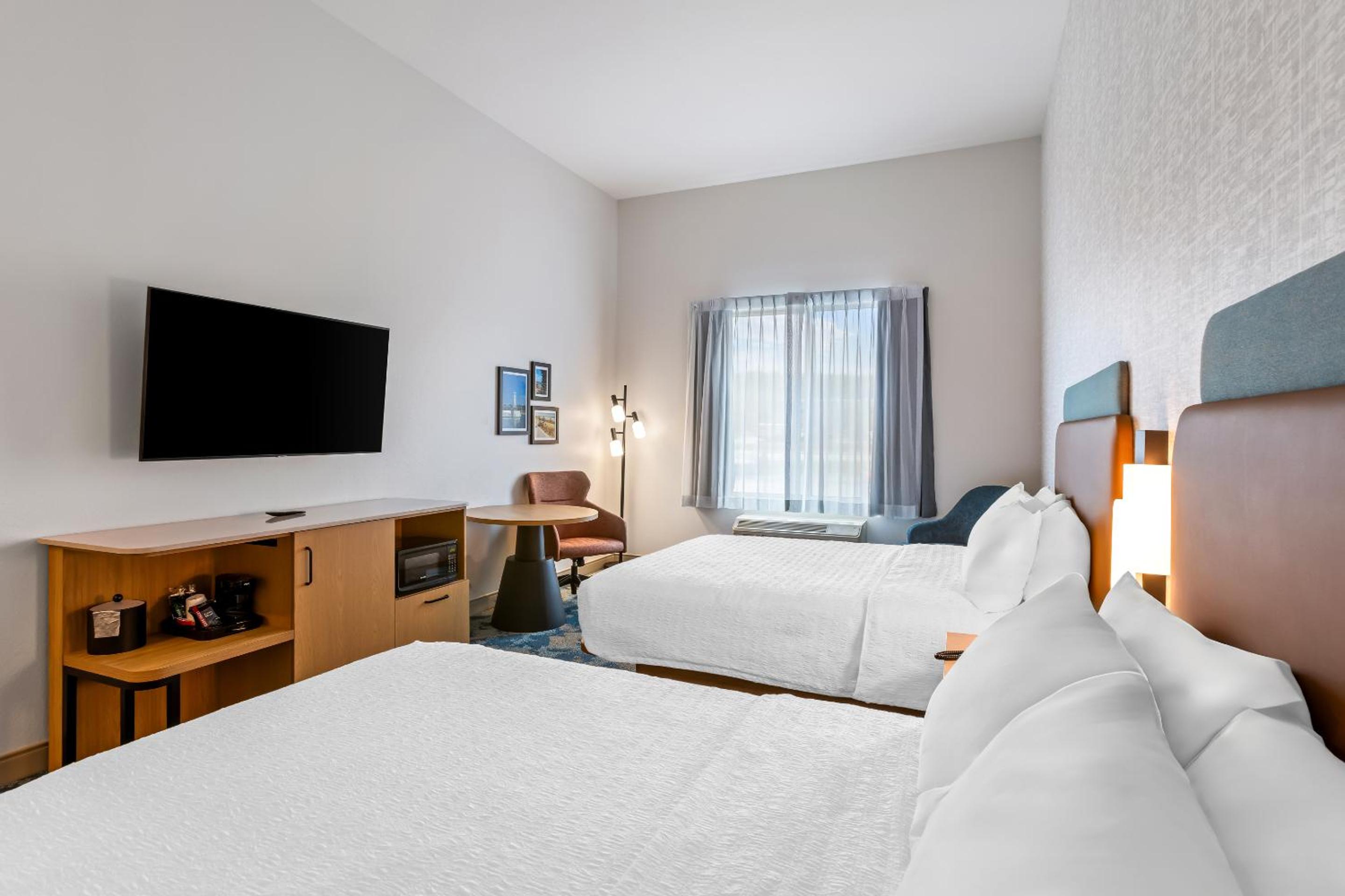 Queen Room with Two Queen Beds - Photo 1