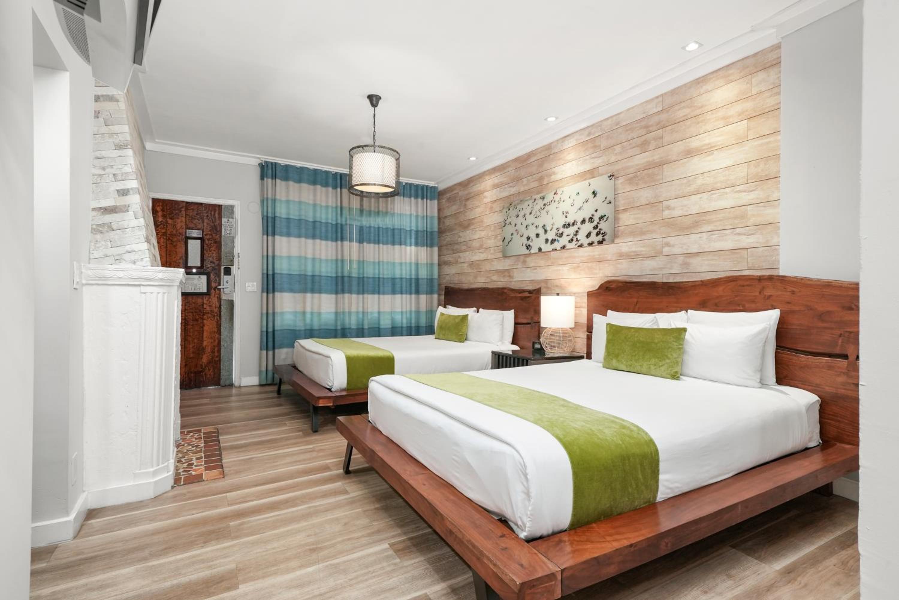 Deluxe Double Queen Jr Suite - Photo 6