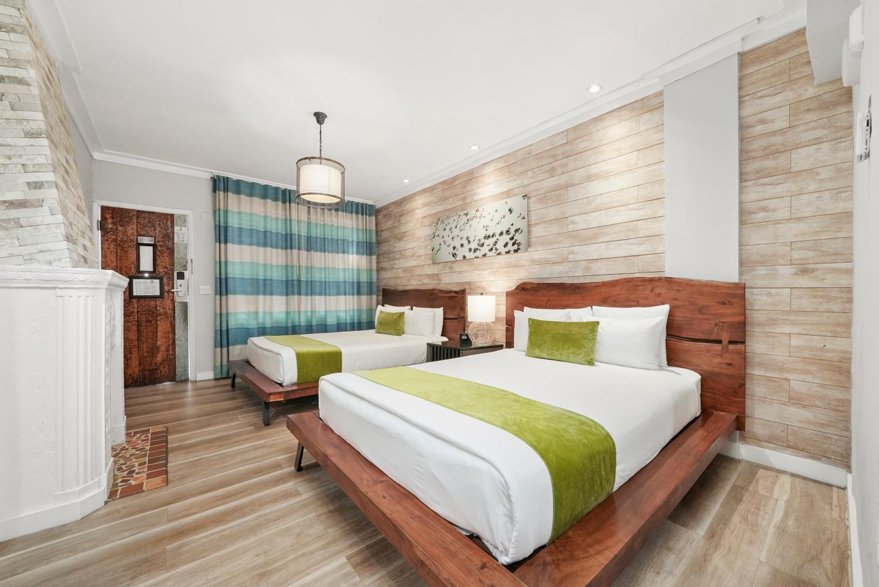 Deluxe Double Queen Jr Suite - Photo 4