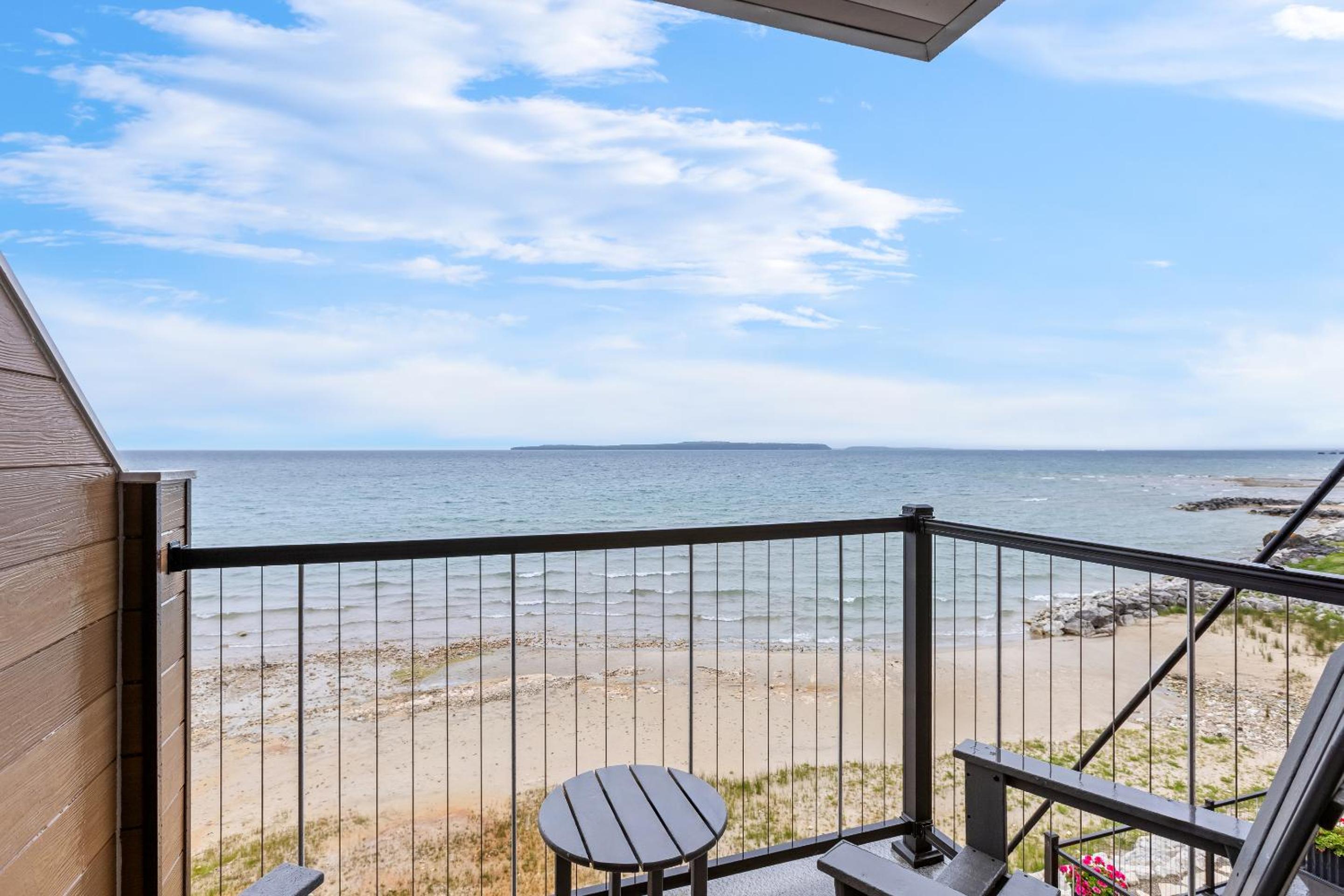 One-Bedroom King Suite with Lake View and Kitchenette - Photo 3