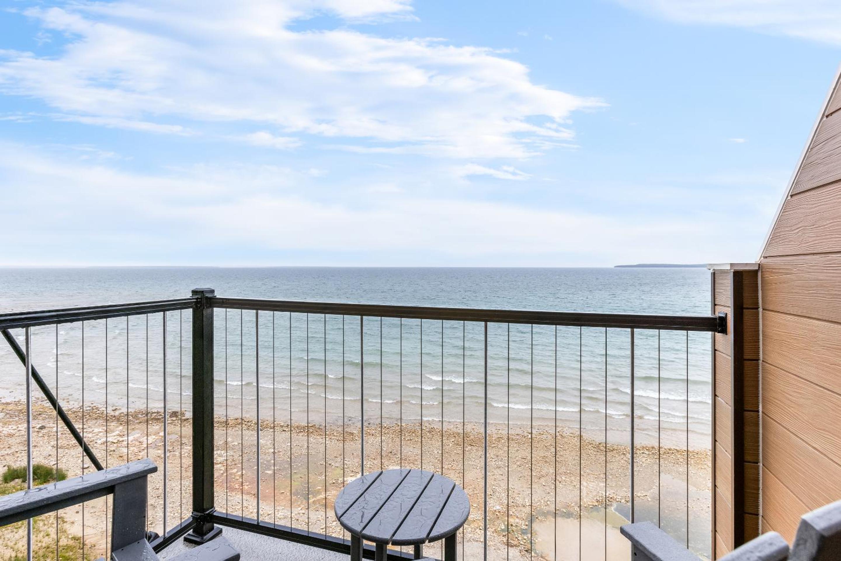 King Room with Balcony or Patio - Lake View - Photo 3