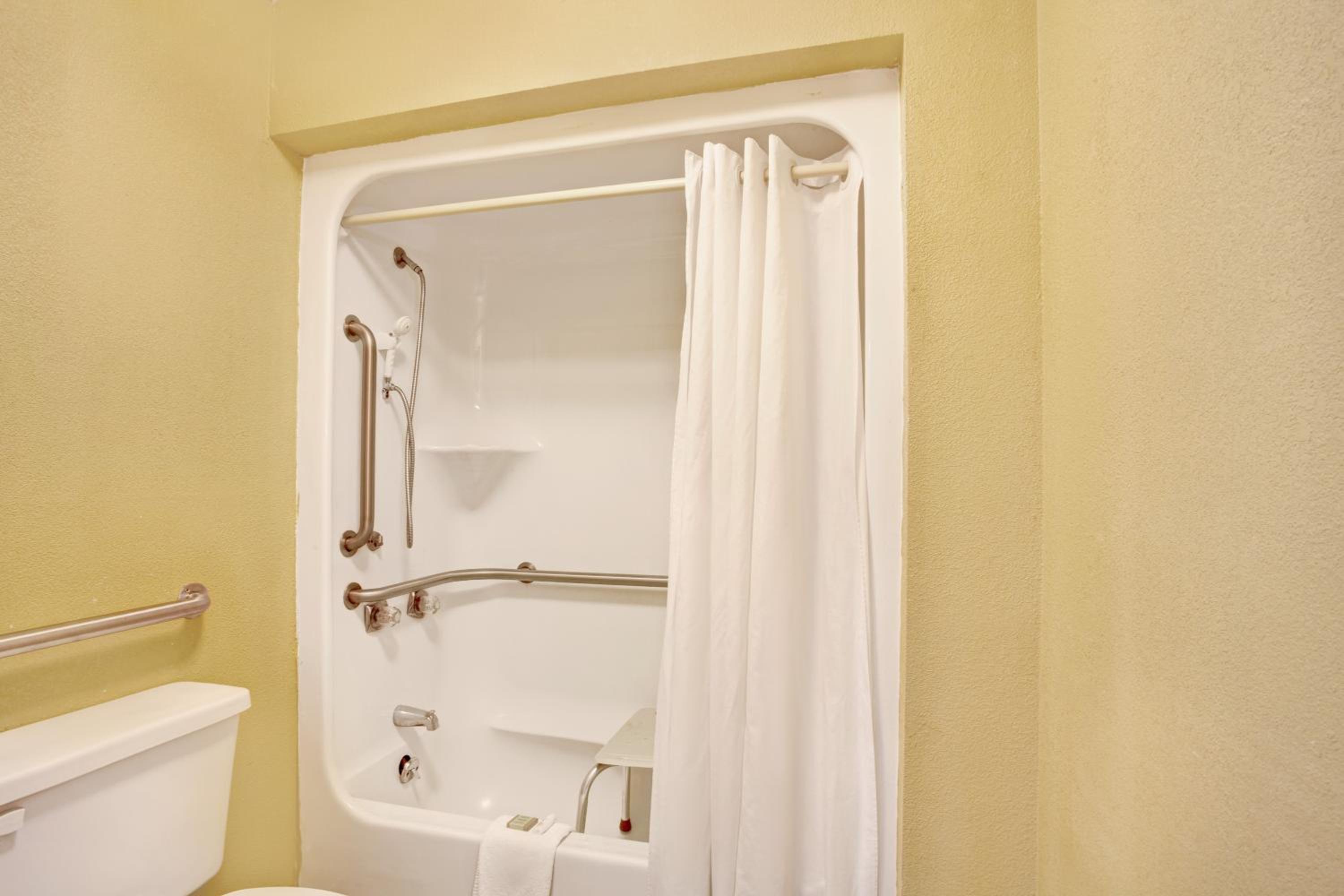 Double Room with Two Double Beds - Mobility Access/Smoking - Photo 4