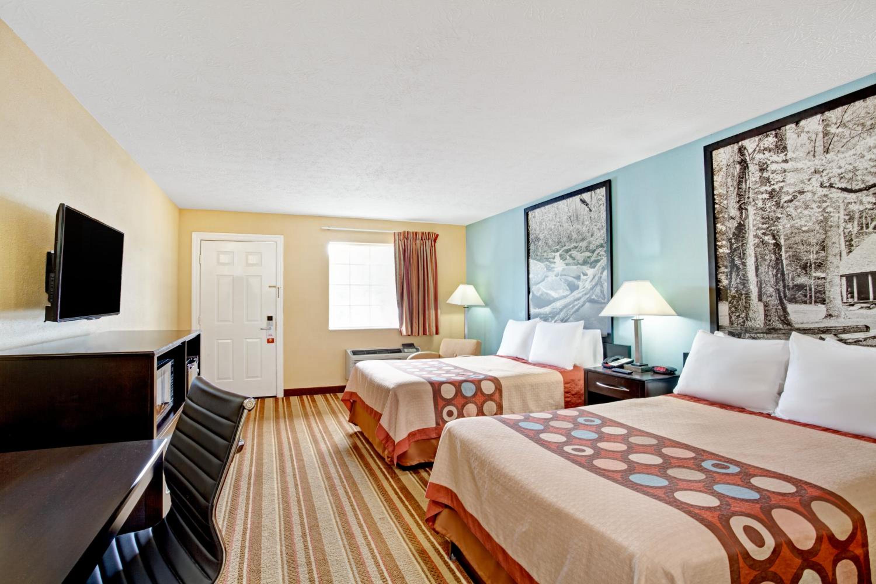 Double Room with Two Double Beds - Smoking - Photo 1