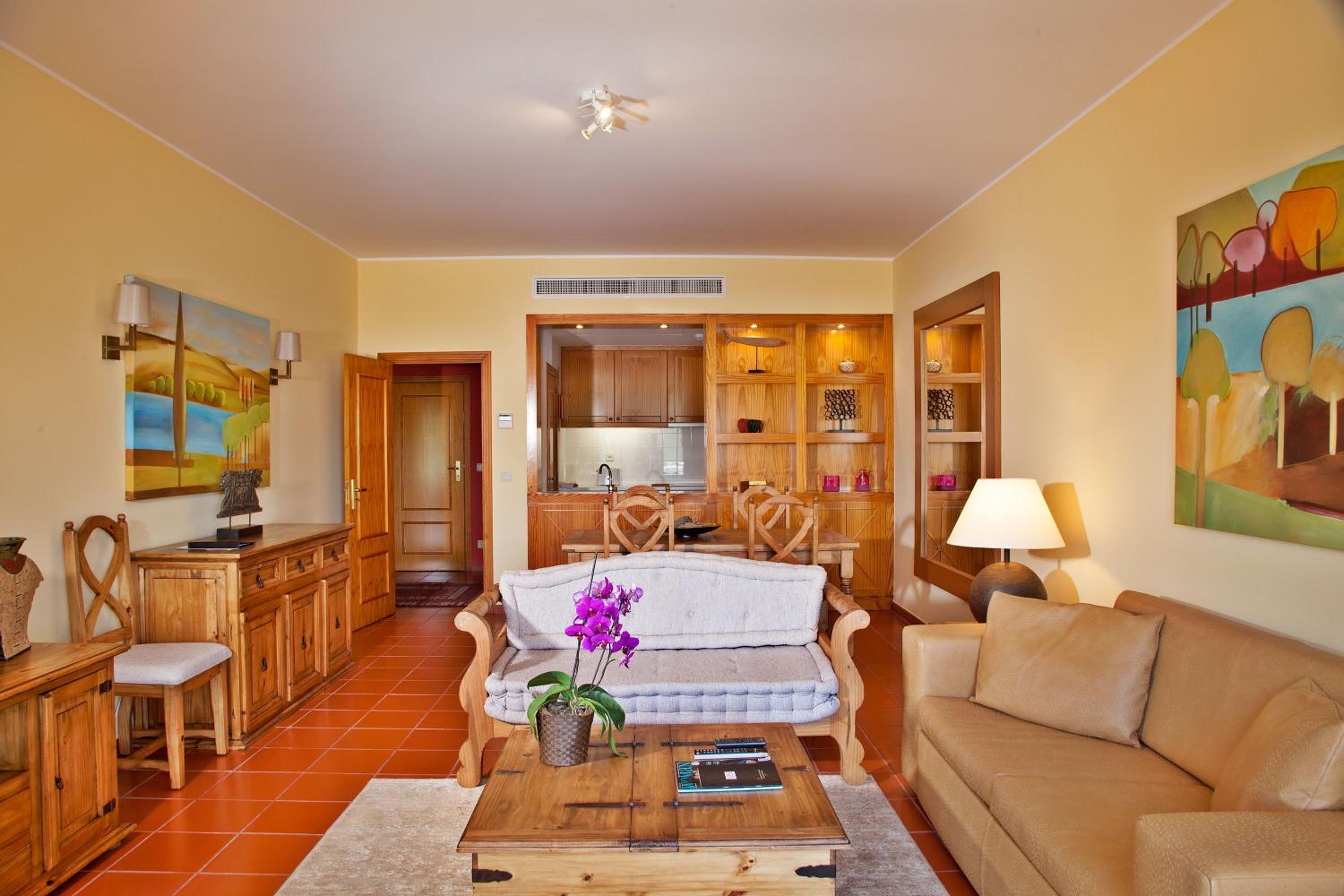 Superior One-Bedroom Apartment with Lake View - Photo 2