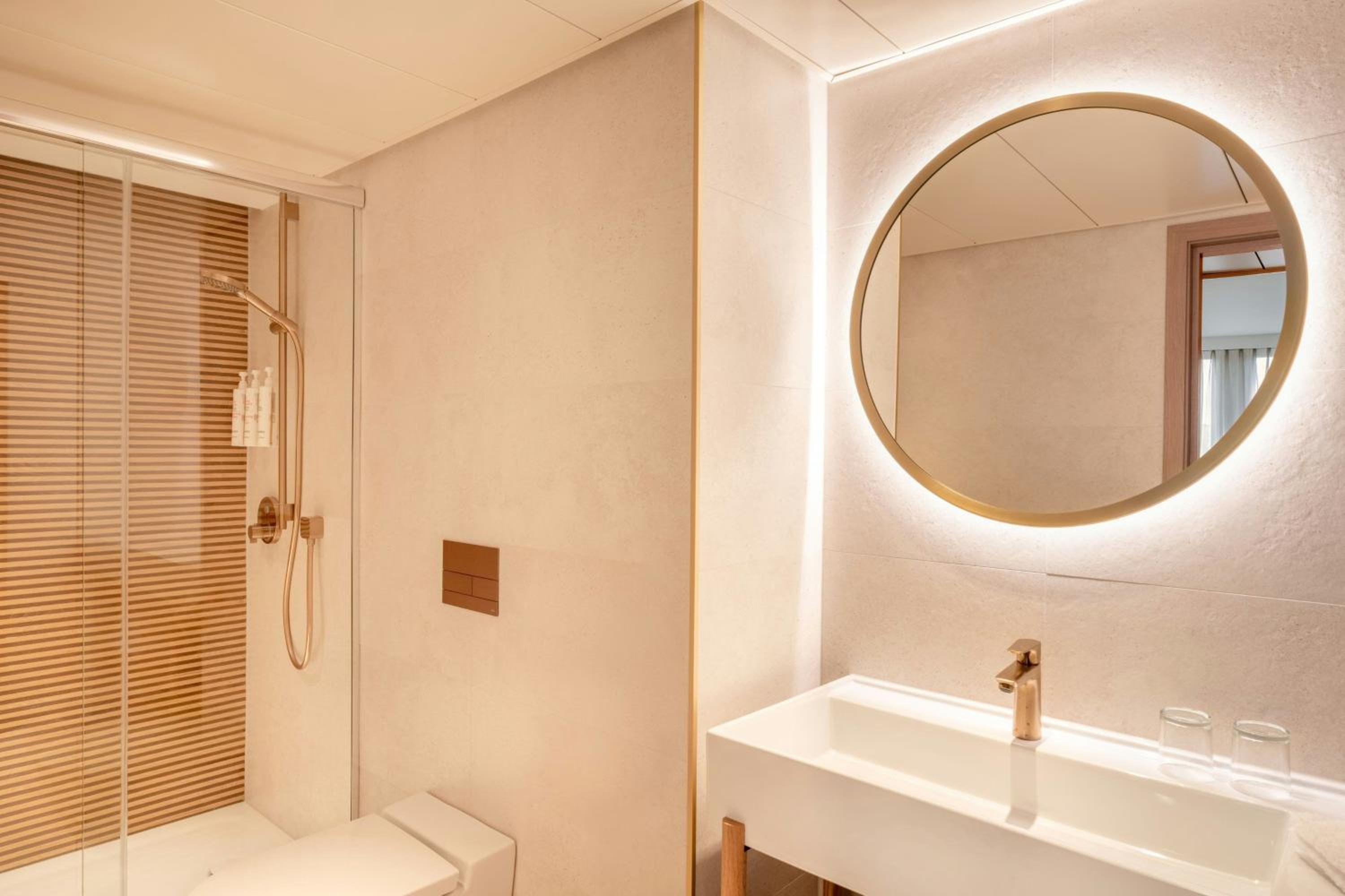 Club King Room - Club Lounge Access - Photo 8
