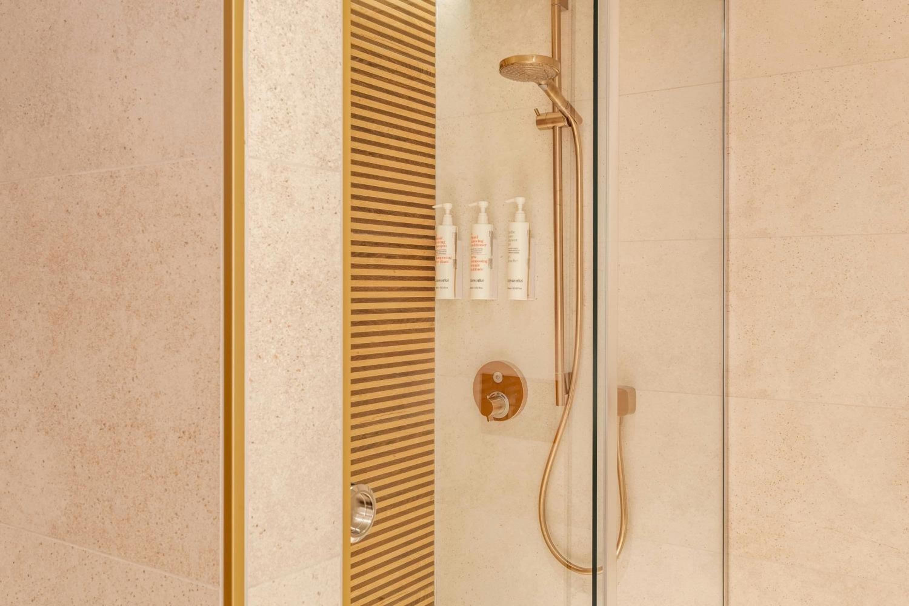 Club King Room - Club Lounge Access - Photo 10