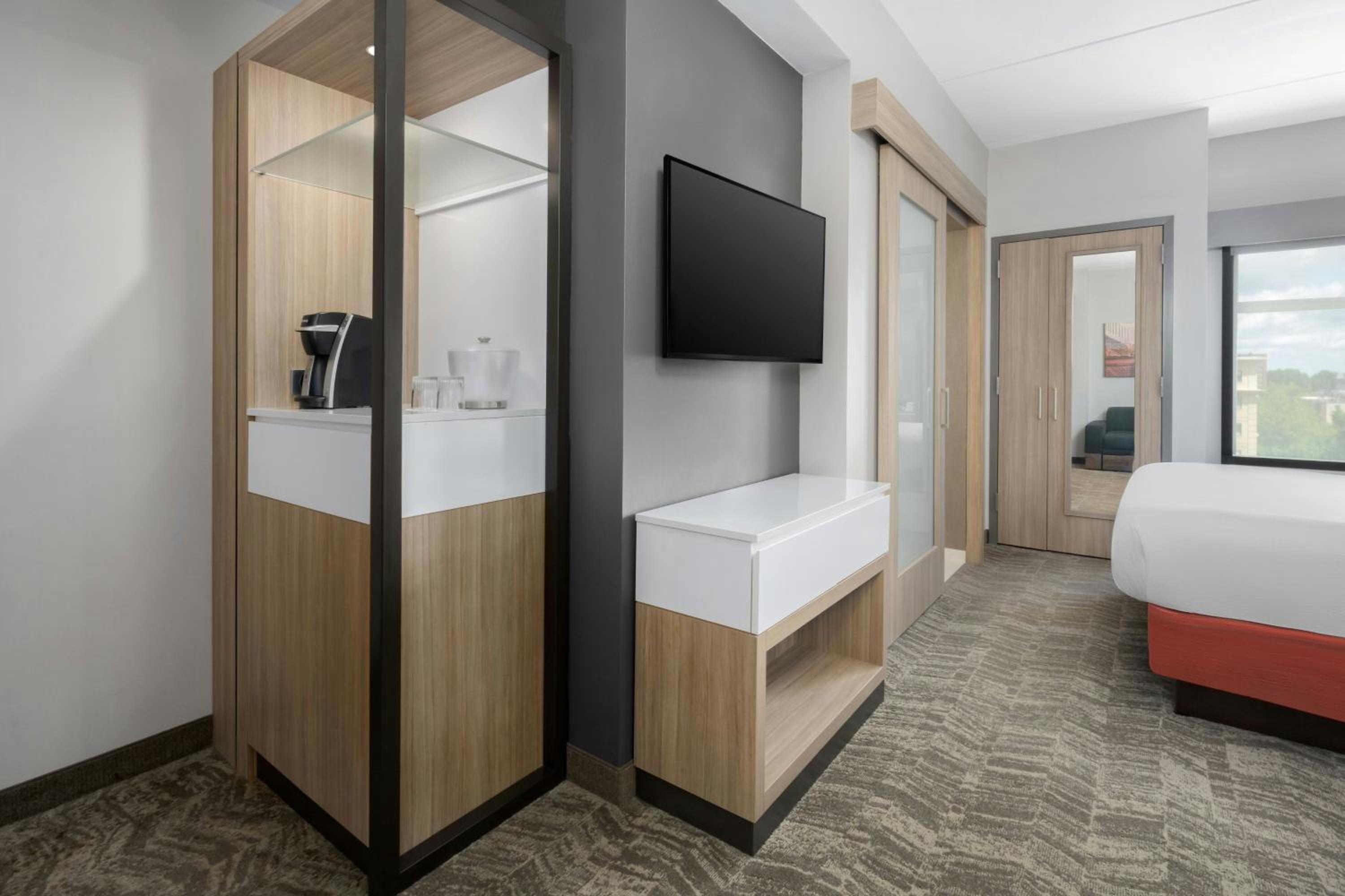 King Suite with Bathtub and Trundle Sofa - Mobility Access photo 2