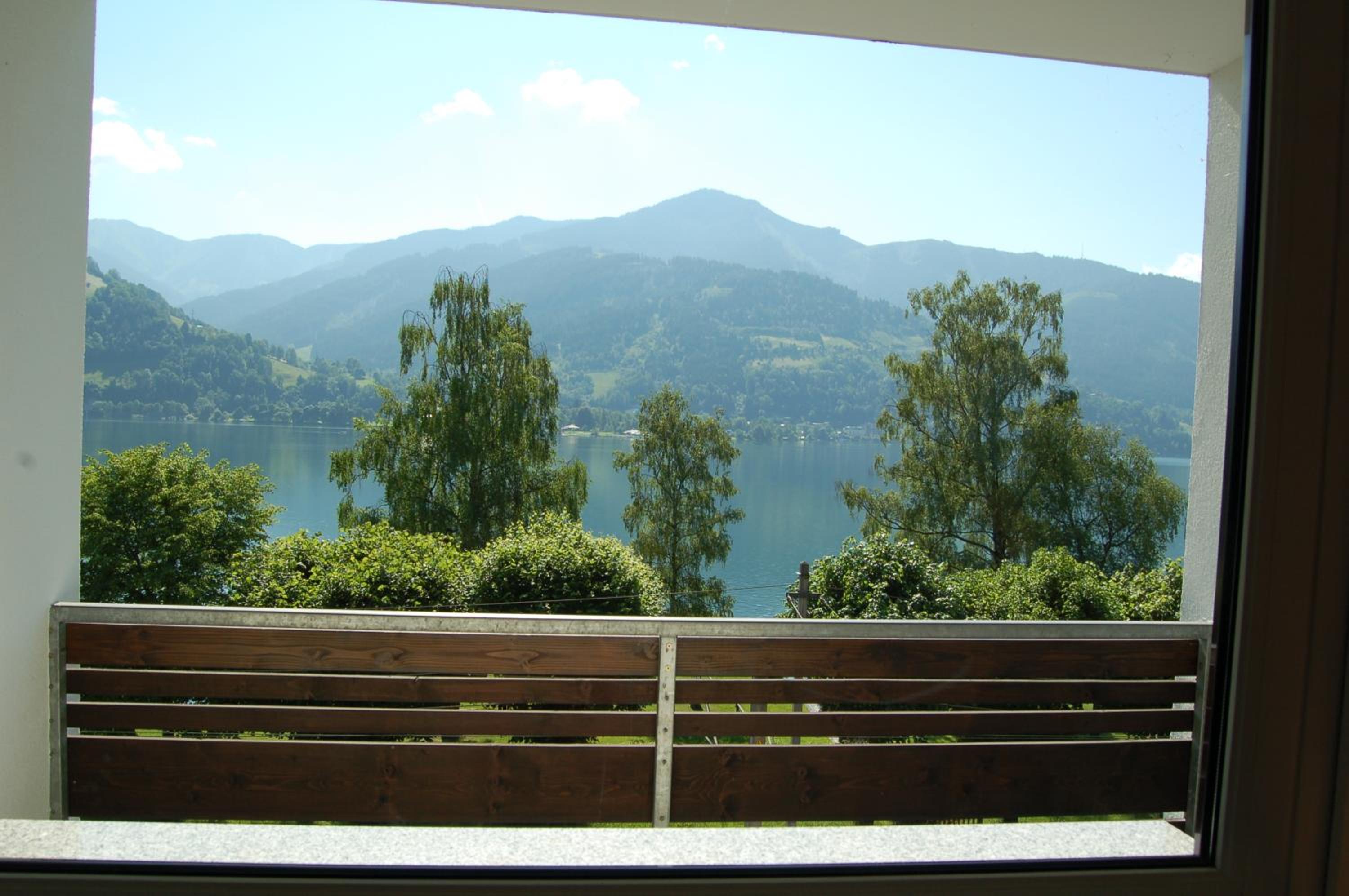 Two-Bedroom Apartment with Balcony and Lake View photo 2
