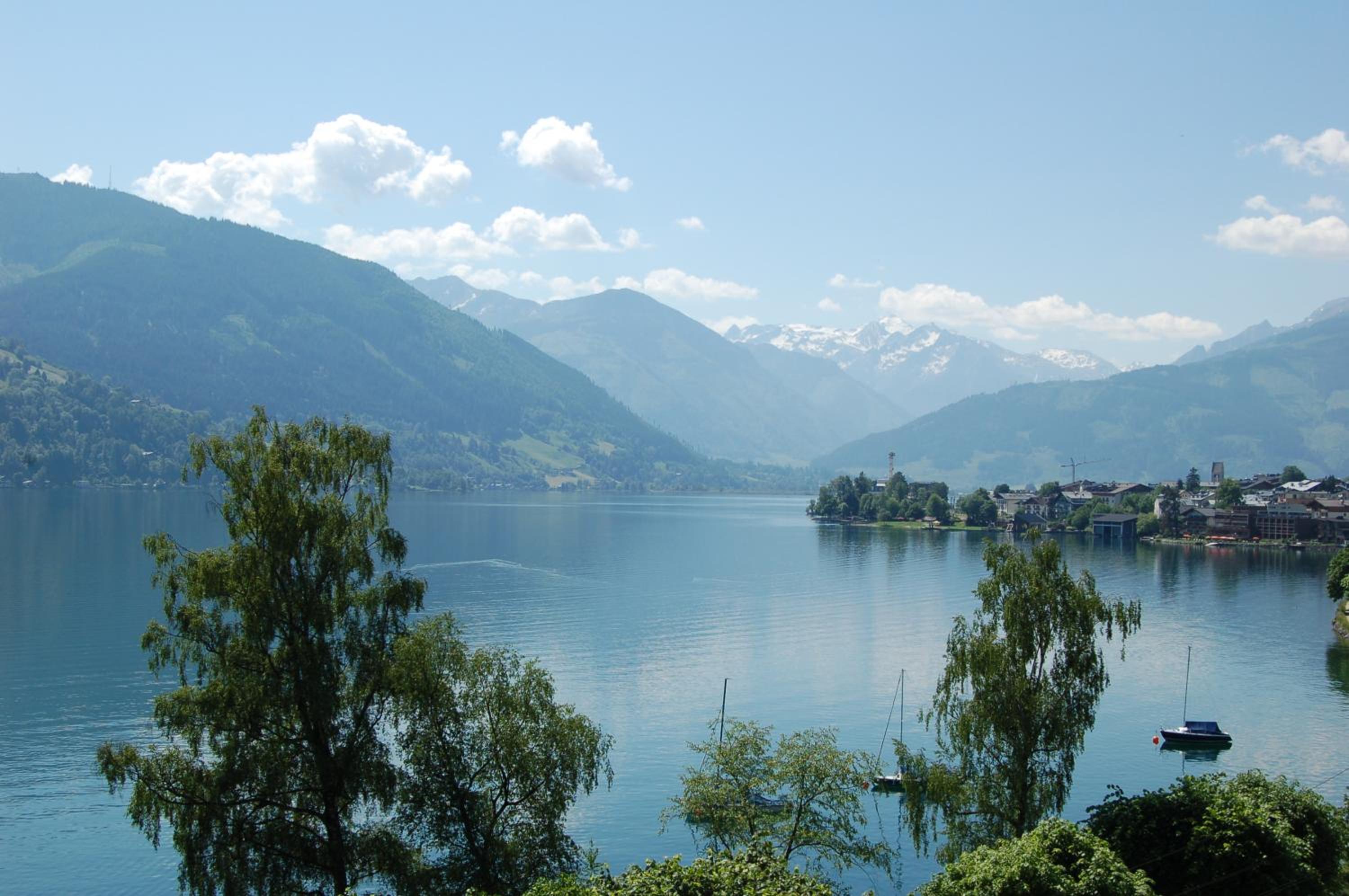 Two-Bedroom Apartment with Balcony and Lake View photo 3