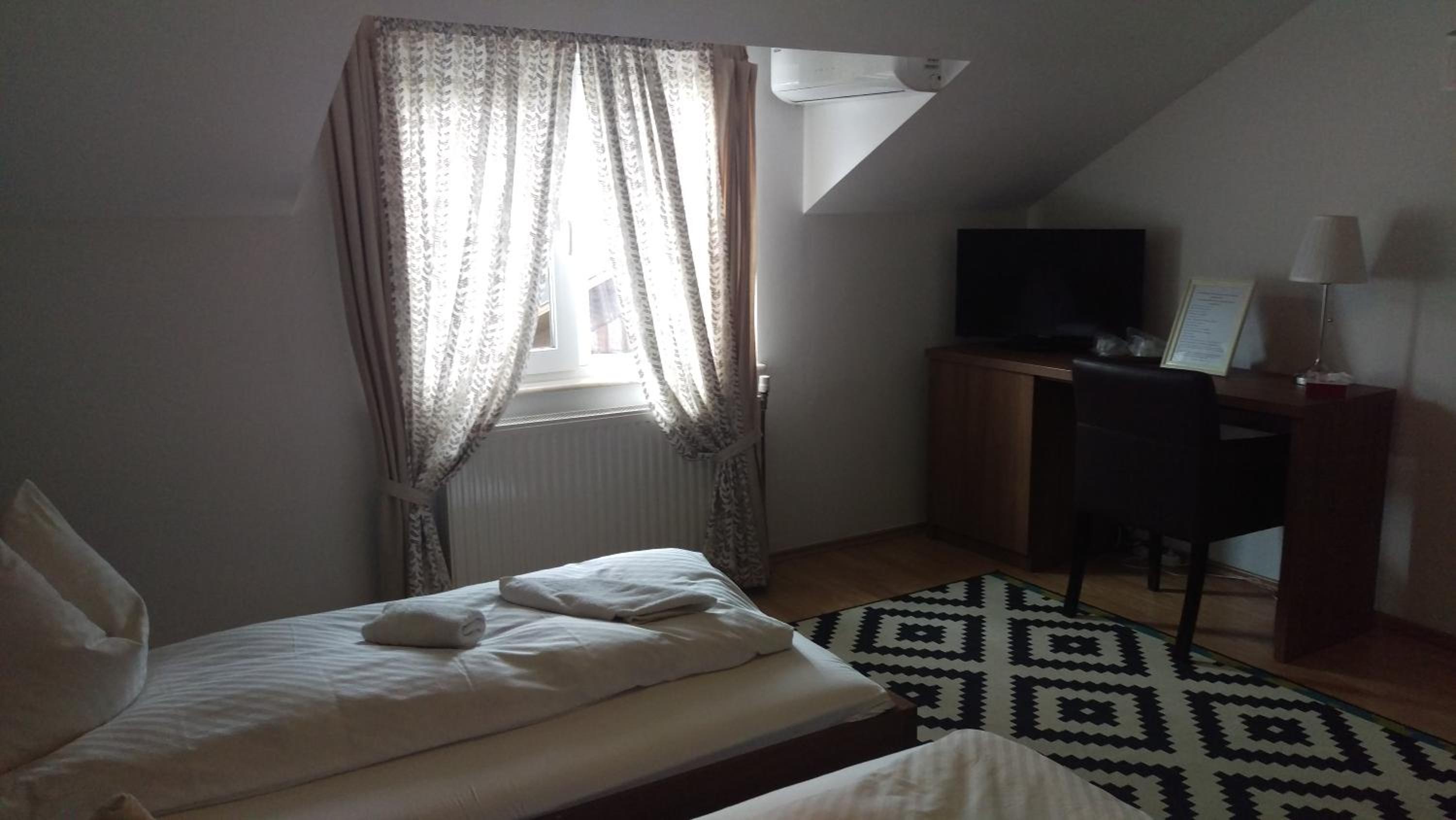 Double or Twin Room - Photo 5
