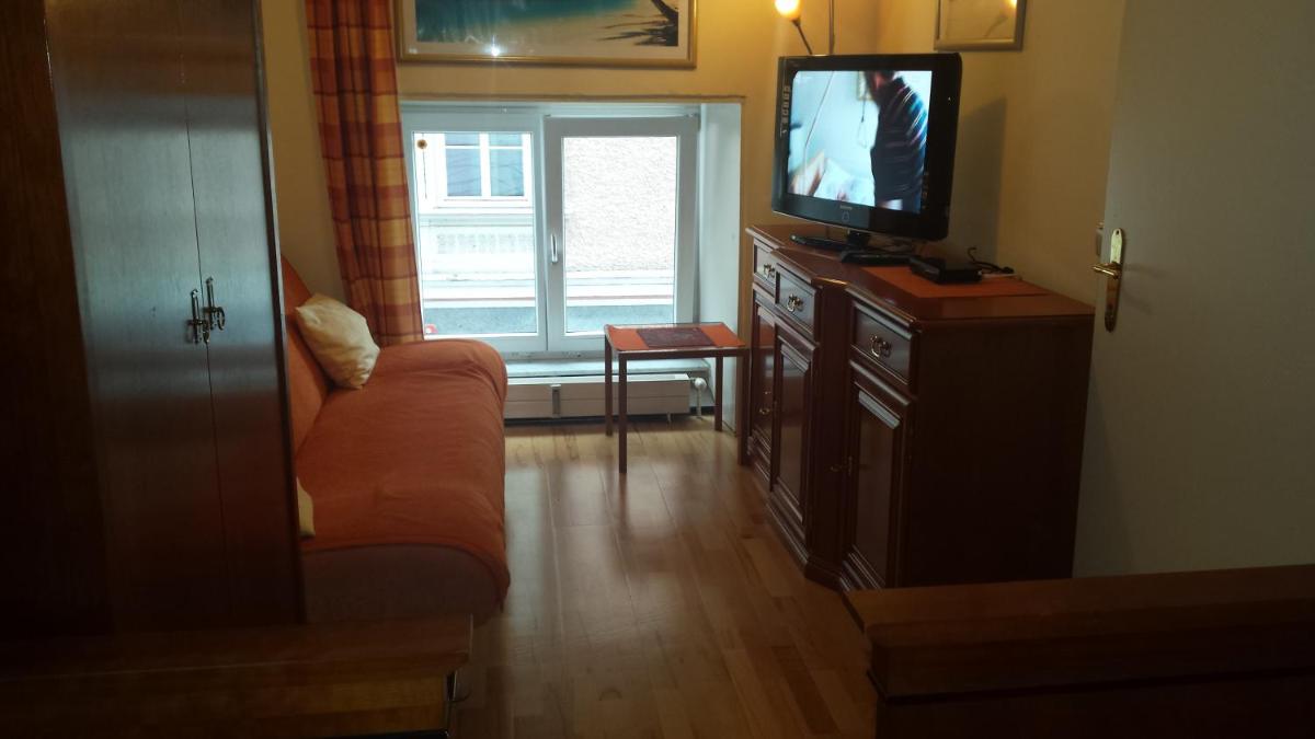One-Bedroom Apartment photo 1