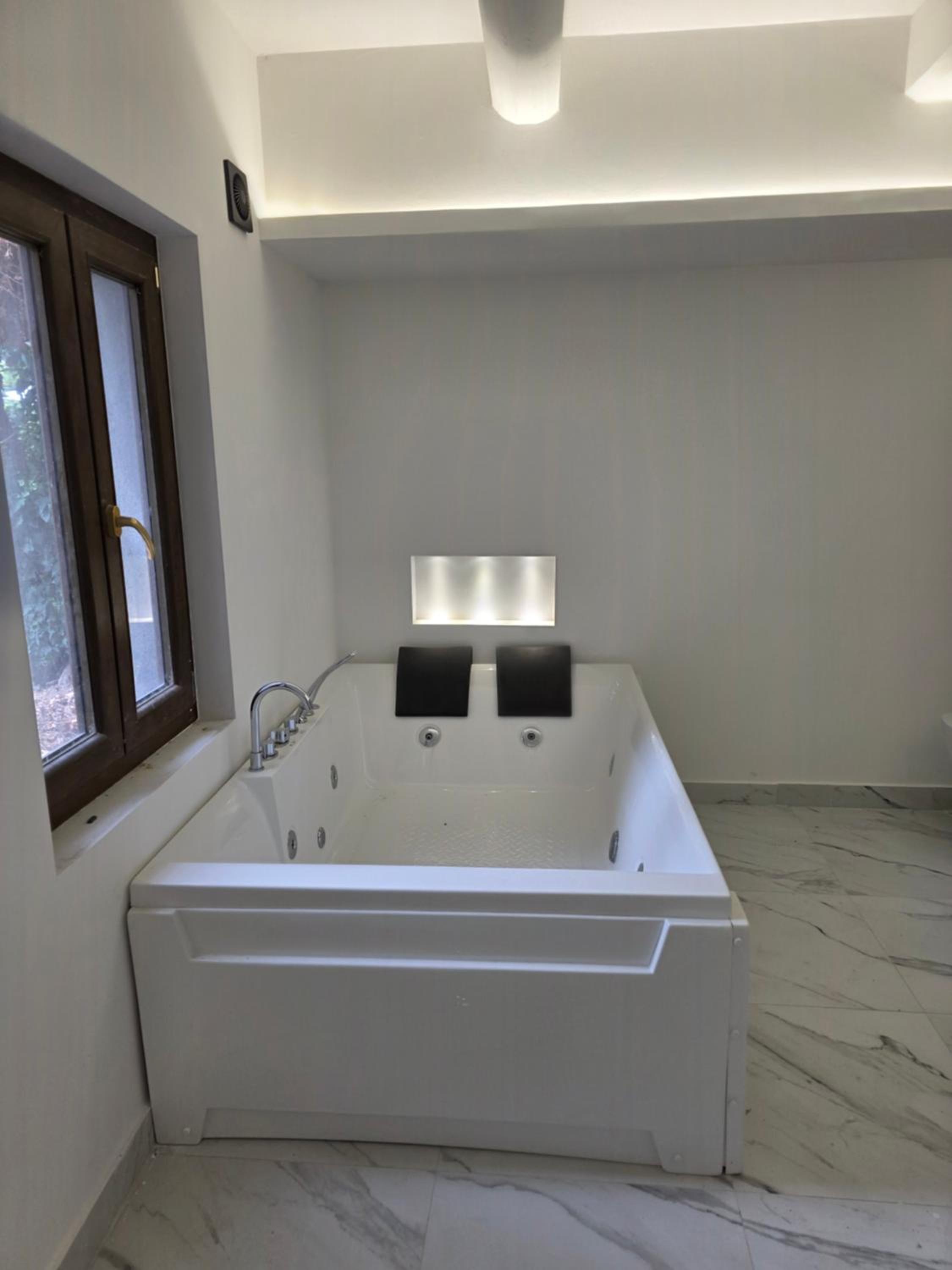 King Suite with Spa Bath photo 3