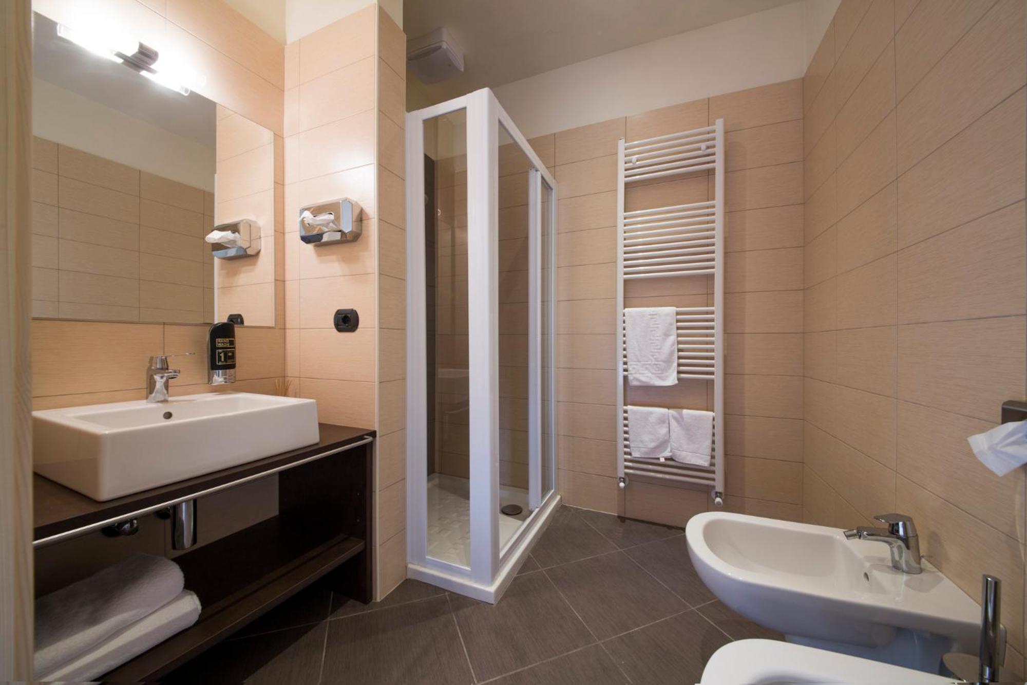 Double or Twin Room with Private Bathroom - Photo 3