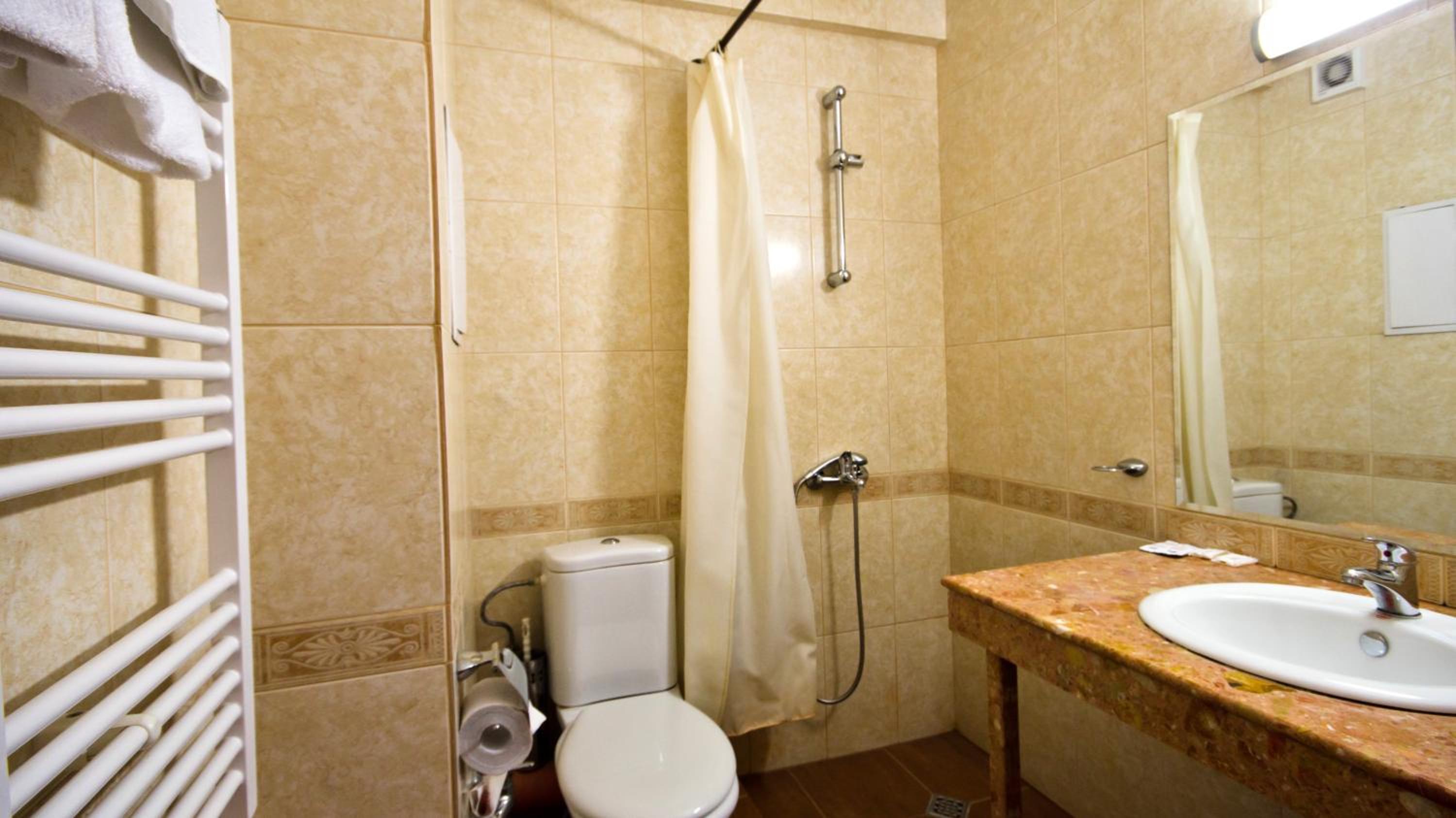 Standard Double Room - Photo 8