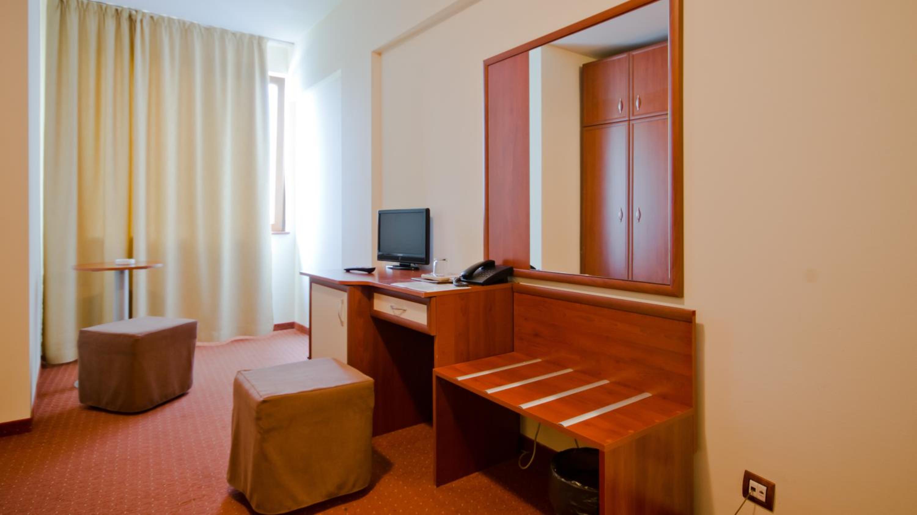 Standard Double Room - Photo 9