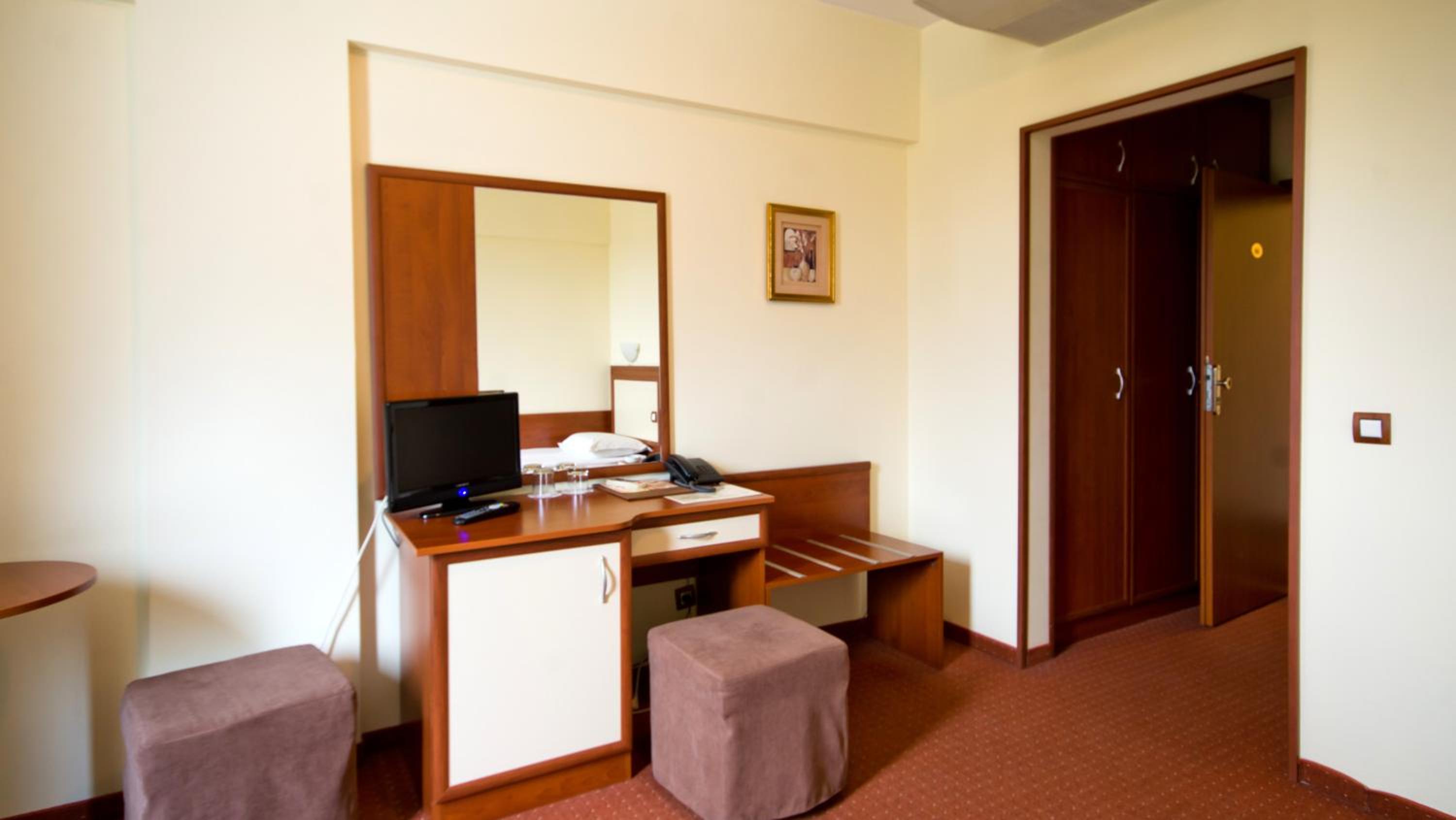 Standard Double Room - Photo 11