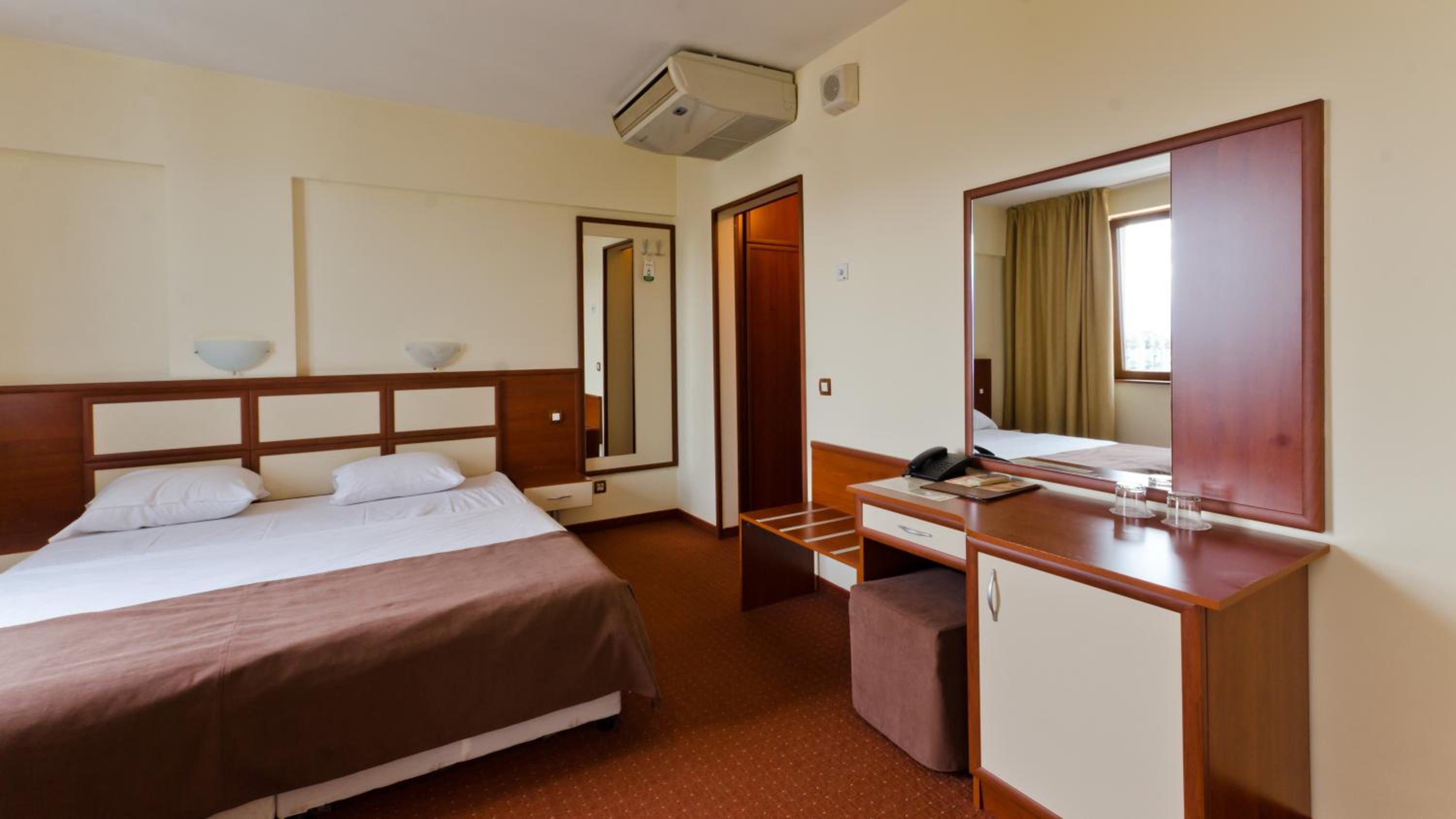Standard Double Room - Photo 12
