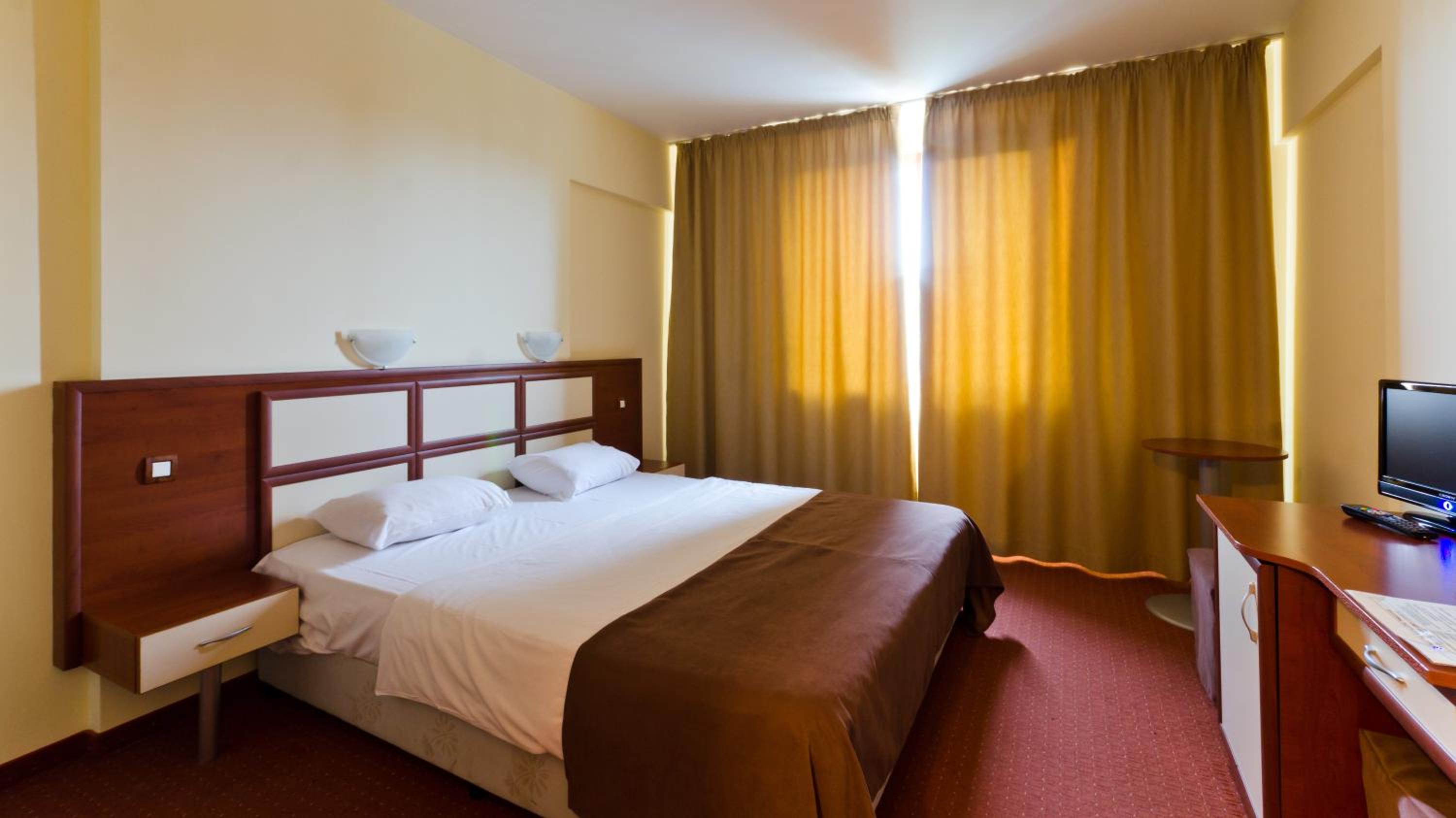 Standard Double Room - Photo 13