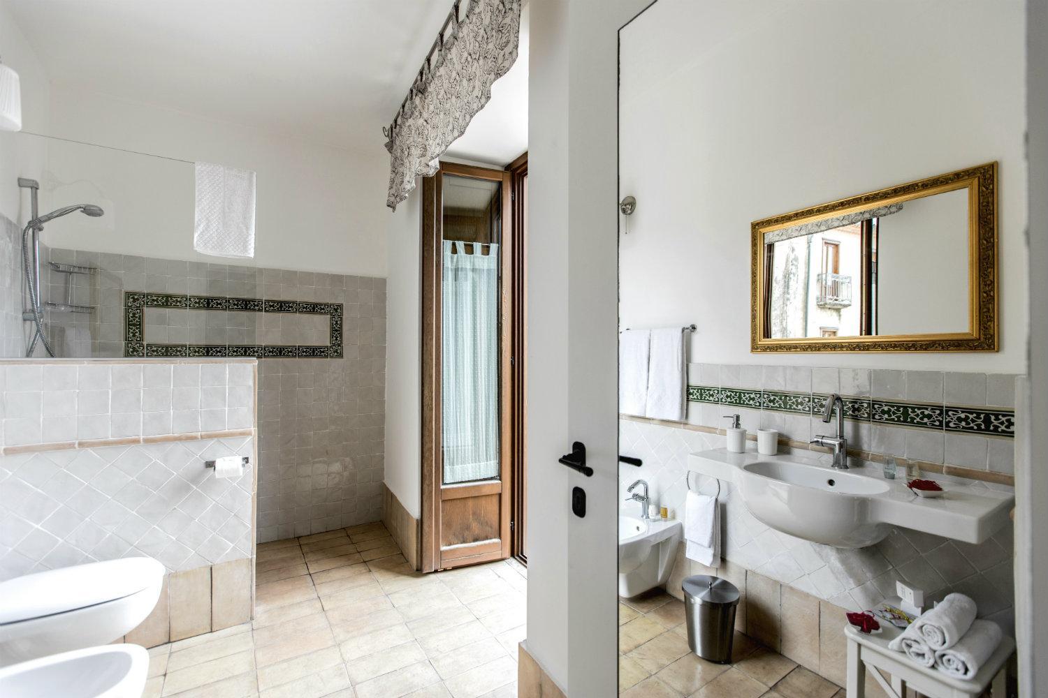 Double Room with Private Bathroom - Photo 4