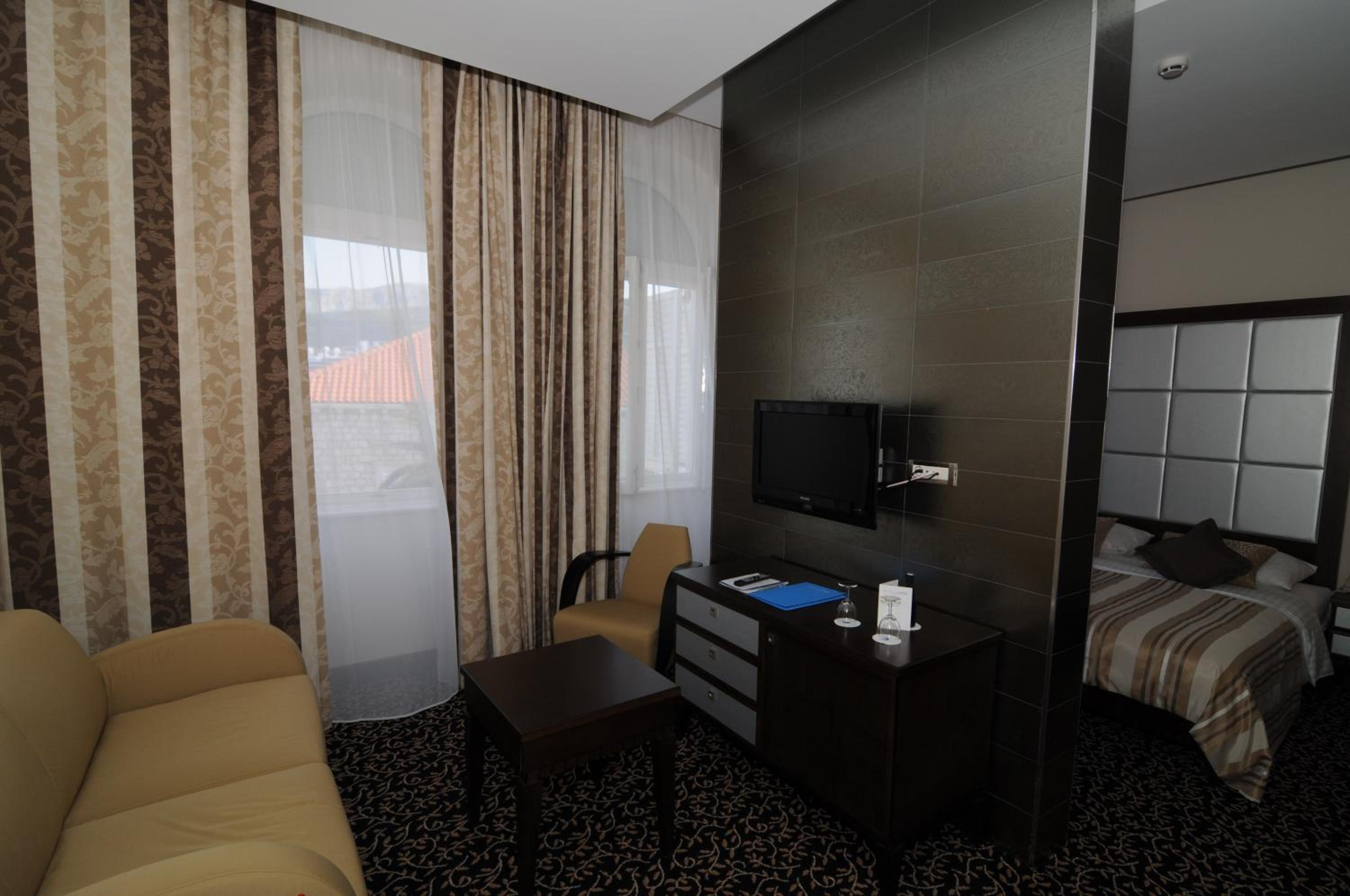 Junior Suite with Marina View - Photo 8
