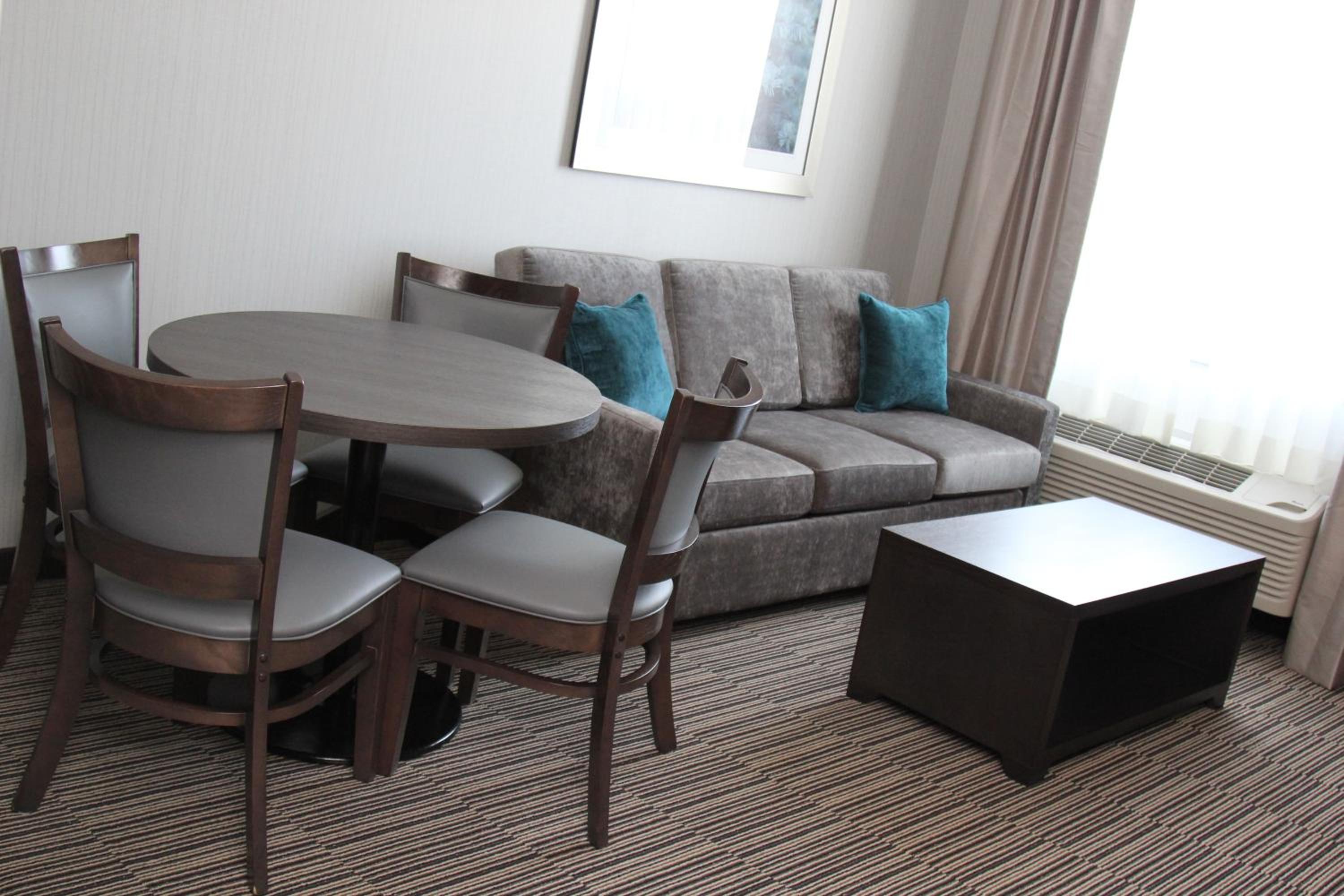 One-Bedroom King Suite with Sofa Bed photo 2