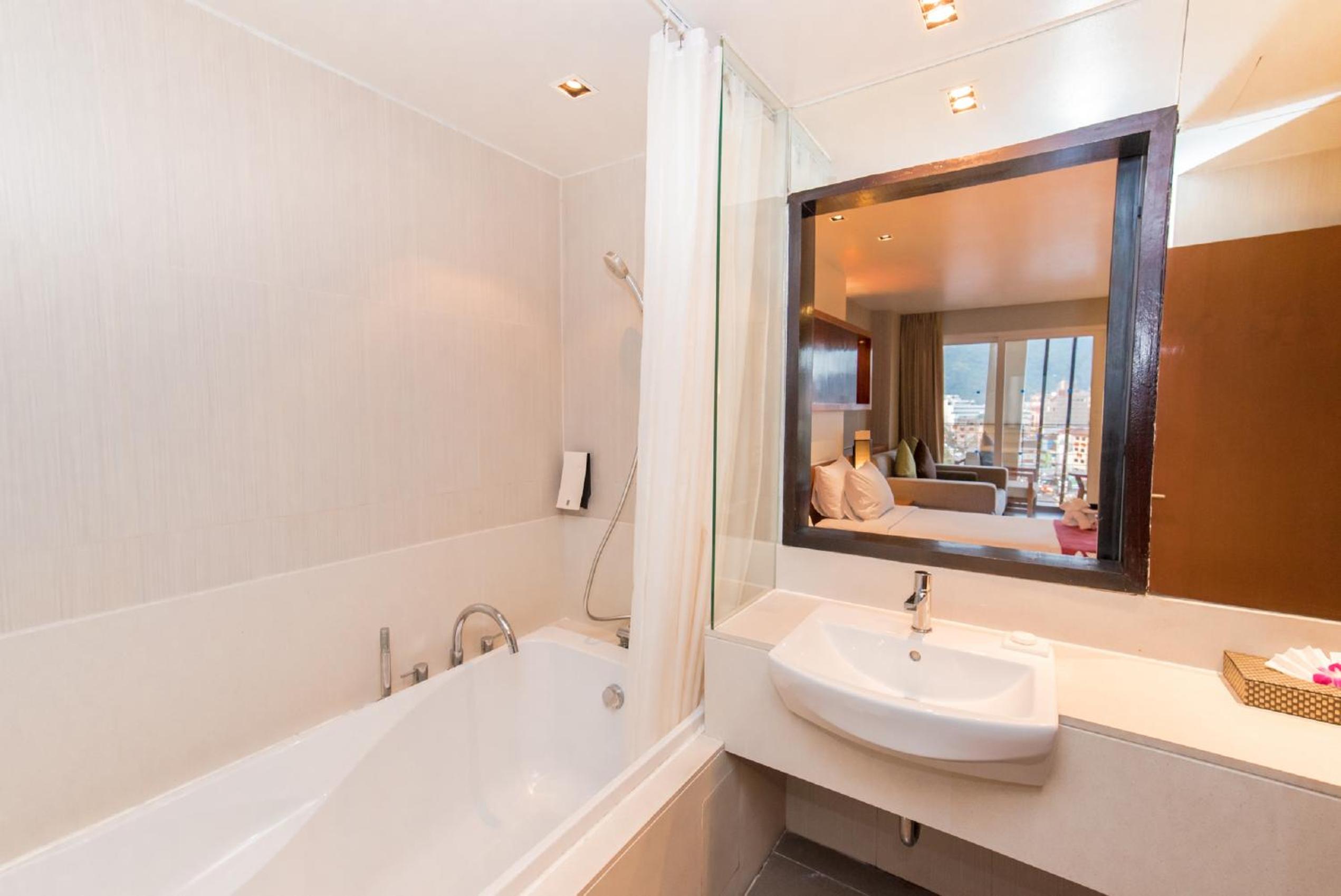 Deluxe Double Room - Photo 13