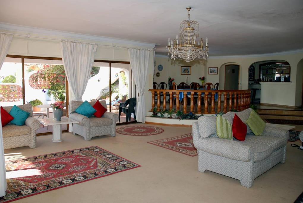 Villa with Private Pool - Photo 9